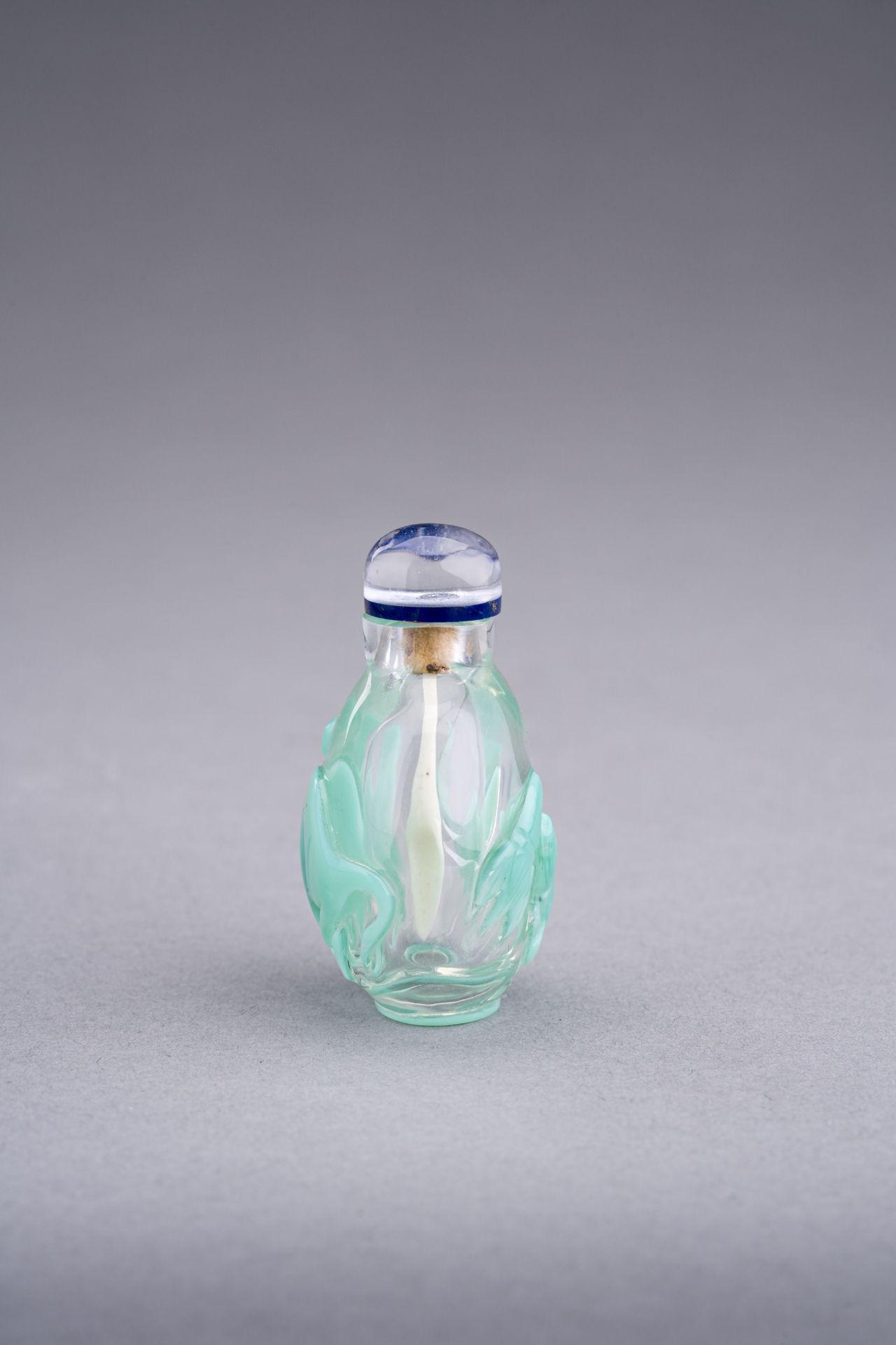 A TURQUOISE OVERLAY GLASS 'RATS' SNUFF BOTTLE, c. 1920s - Image 3 of 7