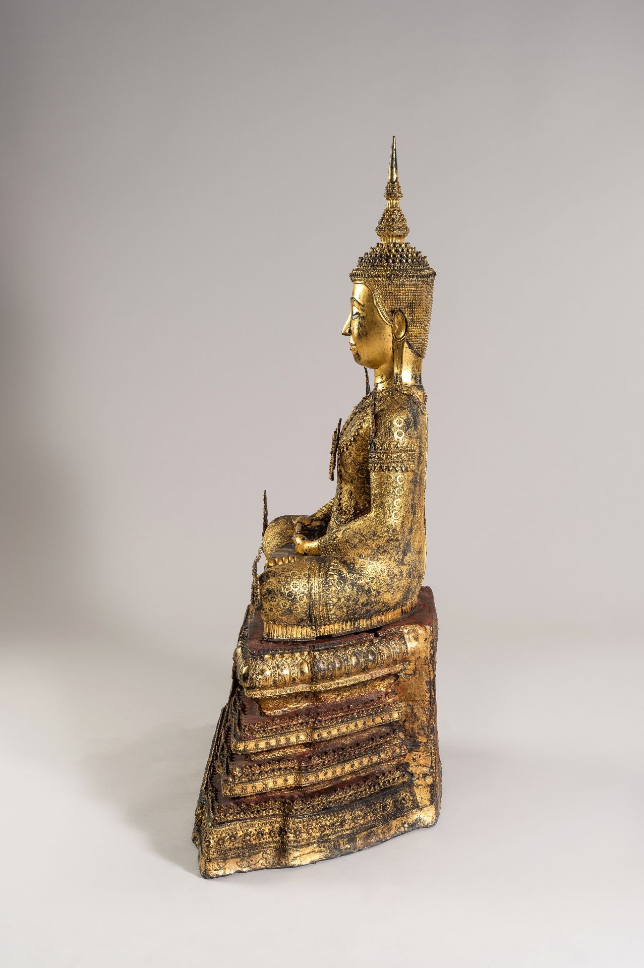 AN IMPRESSIVE LACQUER GILT BRONZE FIGURE OF BUDDHA, RATTANAKOSIN - Image 8 of 22