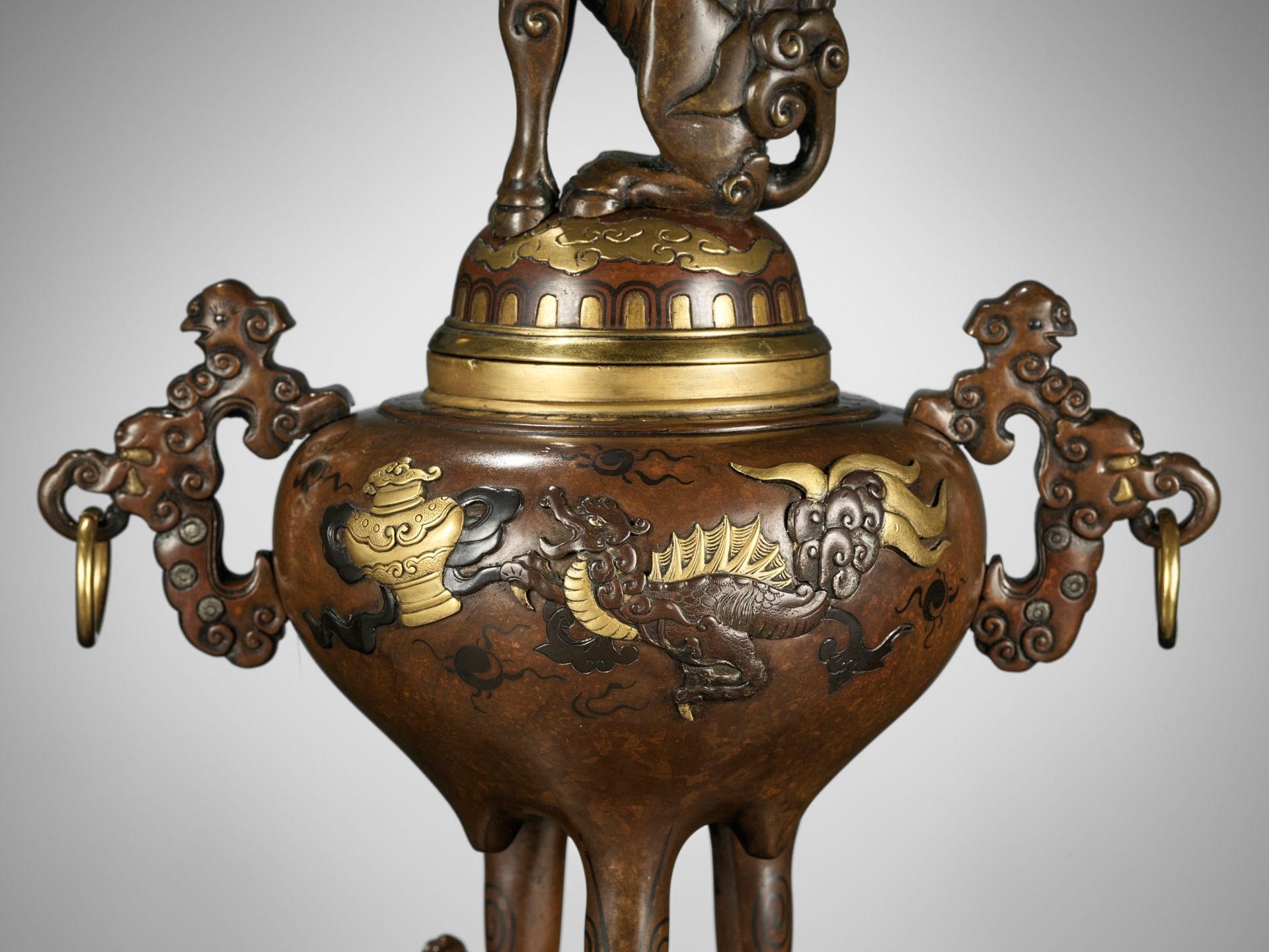 A PAIR OF SUPERB GOLD-INLAID BRONZE 'MYTHICAL BEASTS' KORO (INCENSE BURNERS) AND COVERS - Image 7 of 20