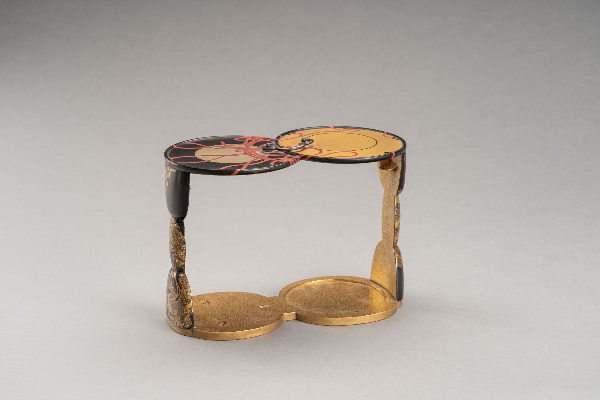 A LOT WITH A DRUM SHAPED LACQUERED SAKE SET AND A LACQUER BOX, 19th CENTURY - Image 12 of 12