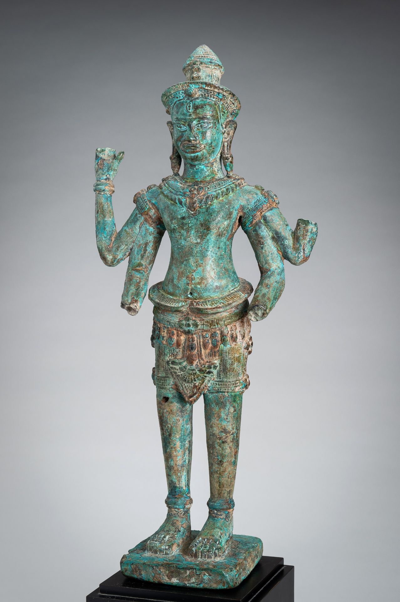 A KHMER STYLE BRONZE FIGURE OF VISHNU, c. 17th CENTURY - Bild 2 aus 14