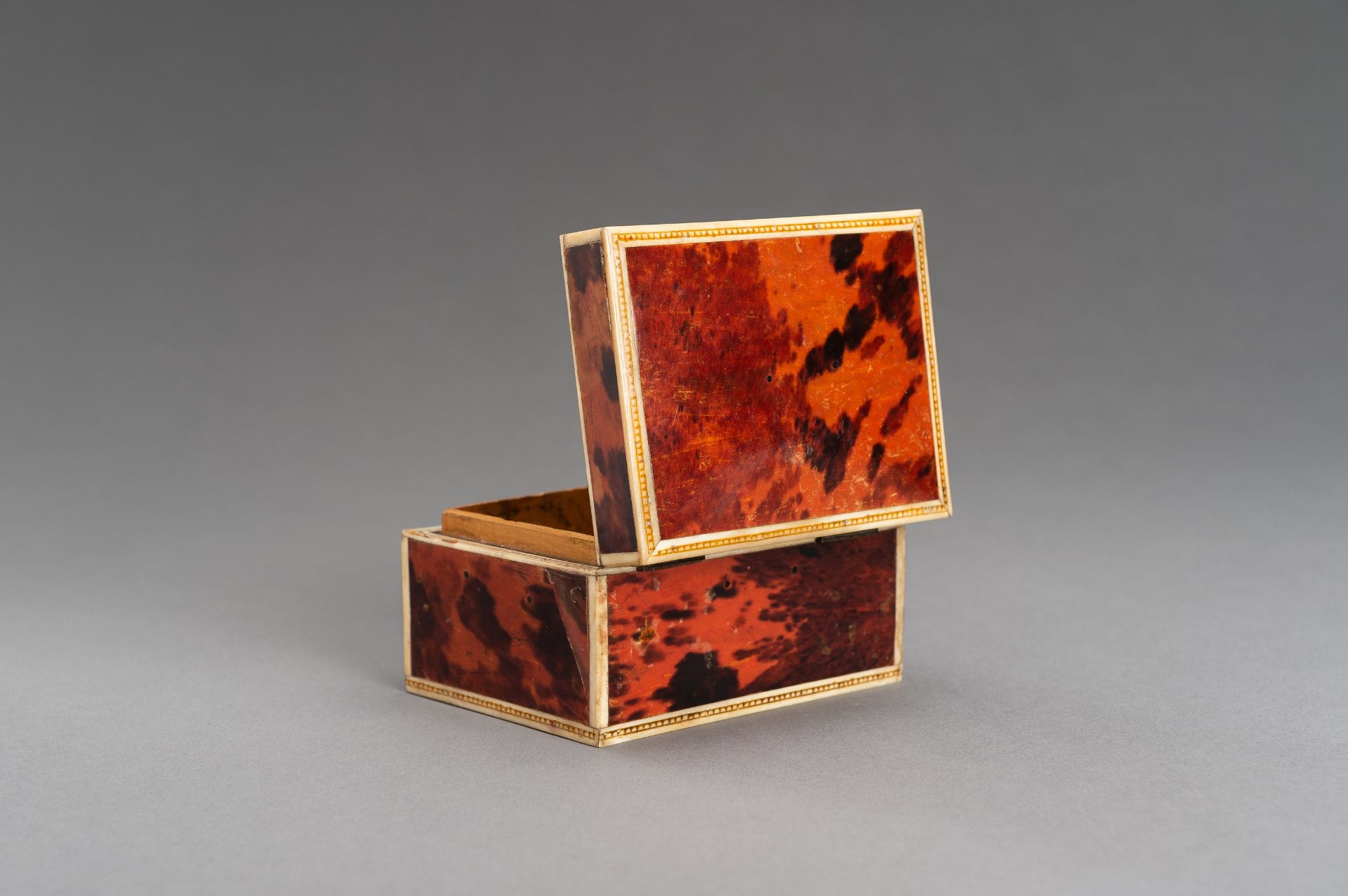 A WOOD LINED BONE 'TORTOISE SHELL' TOBACCO BOX - Image 9 of 13