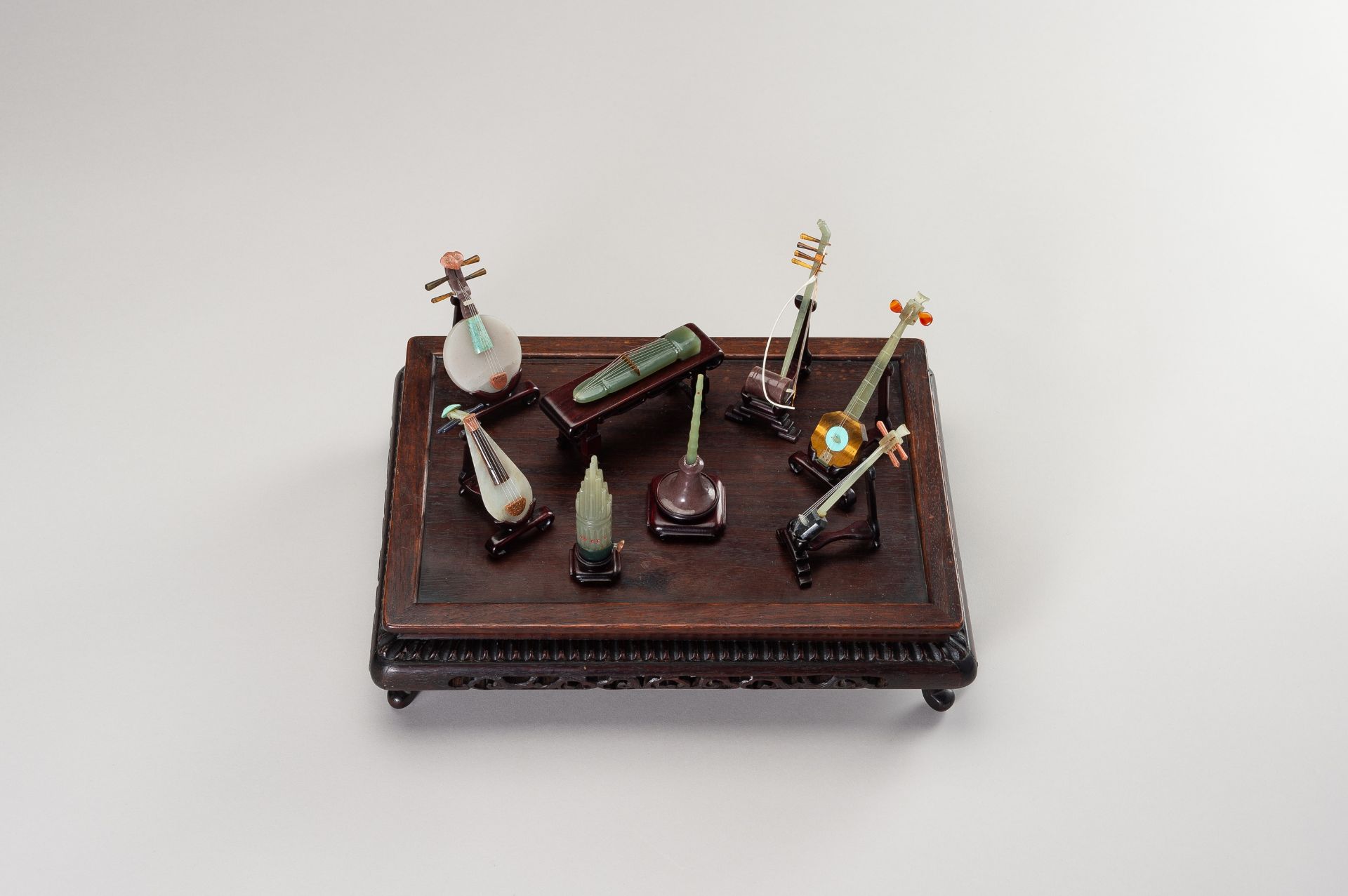 A GROUP OF EIGHT HARDSTONE MINIATURE MODELS OF MUSICAL INSTRUMENTS - Image 3 of 20