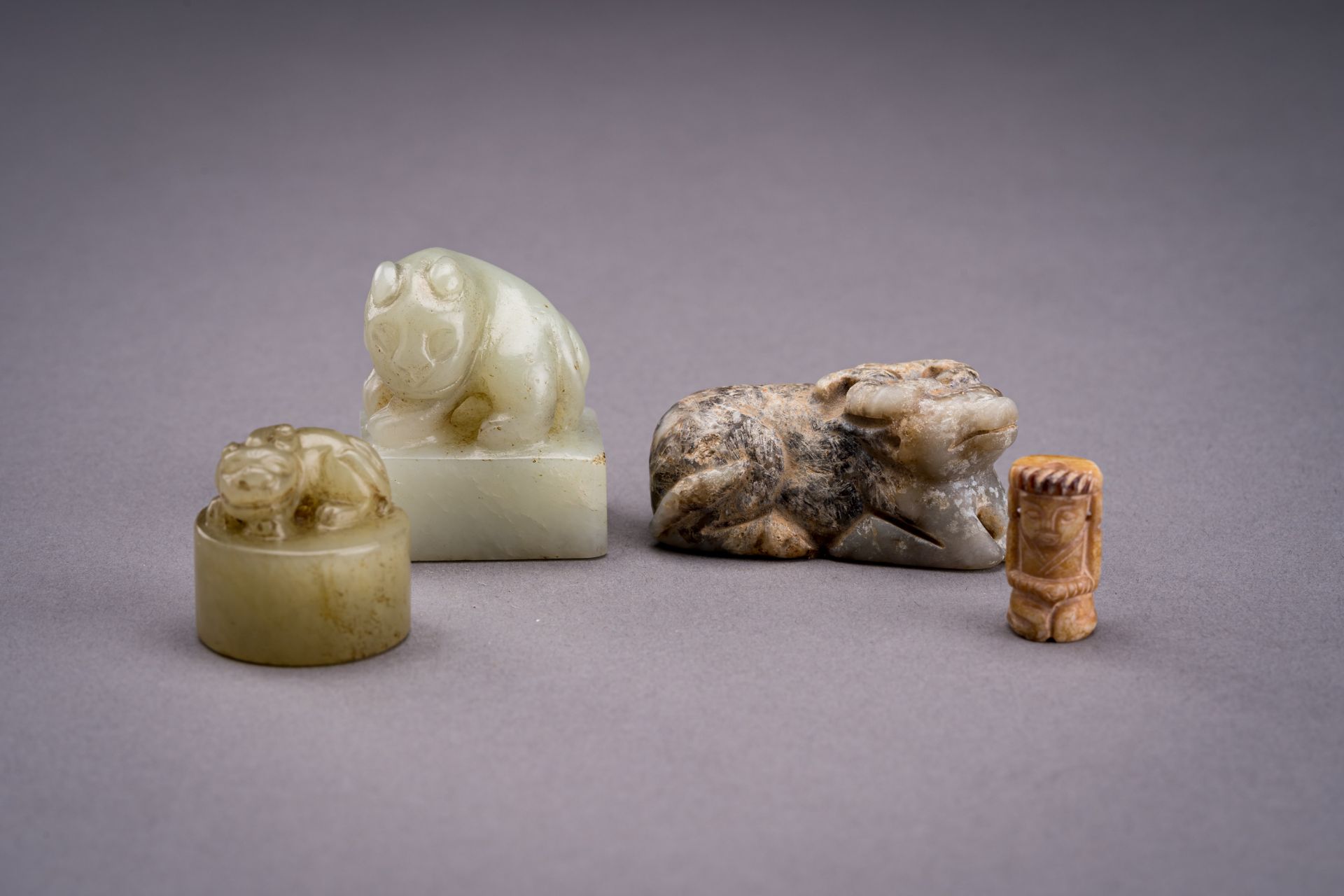 A LOT WITH FOUR SMALL JADE & HARDSTONE OBJECTS - Image 7 of 15