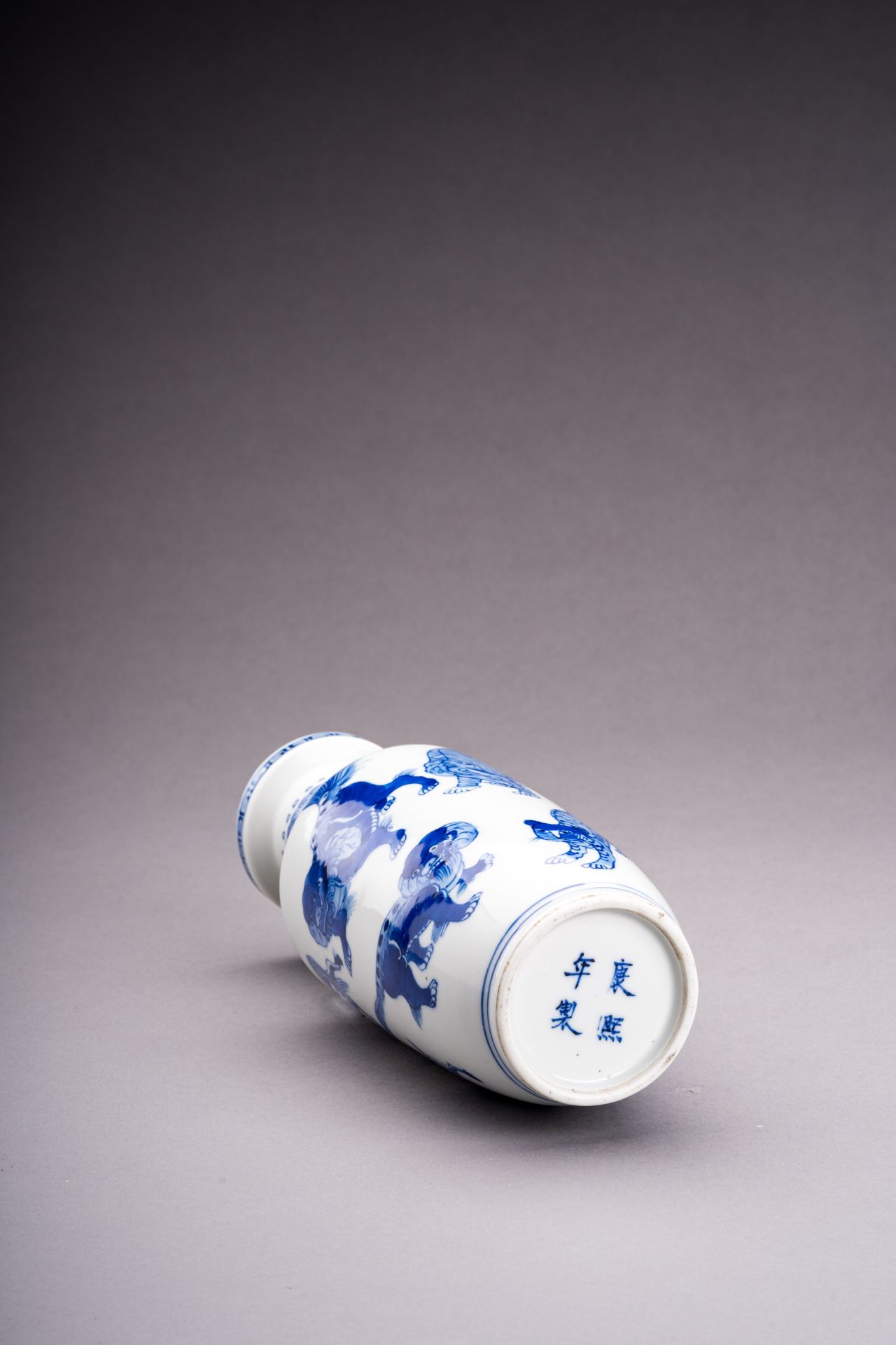 A BLUE AND WHITE PORCELAIN ROULEAU VASE - Image 7 of 8