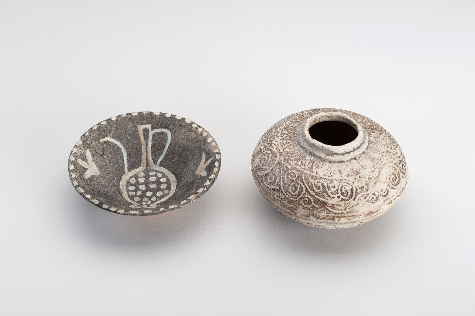 A LOT WITH TWO WESTERN ASIATIC-STYLE POTTERY ITEMS - Image 11 of 14