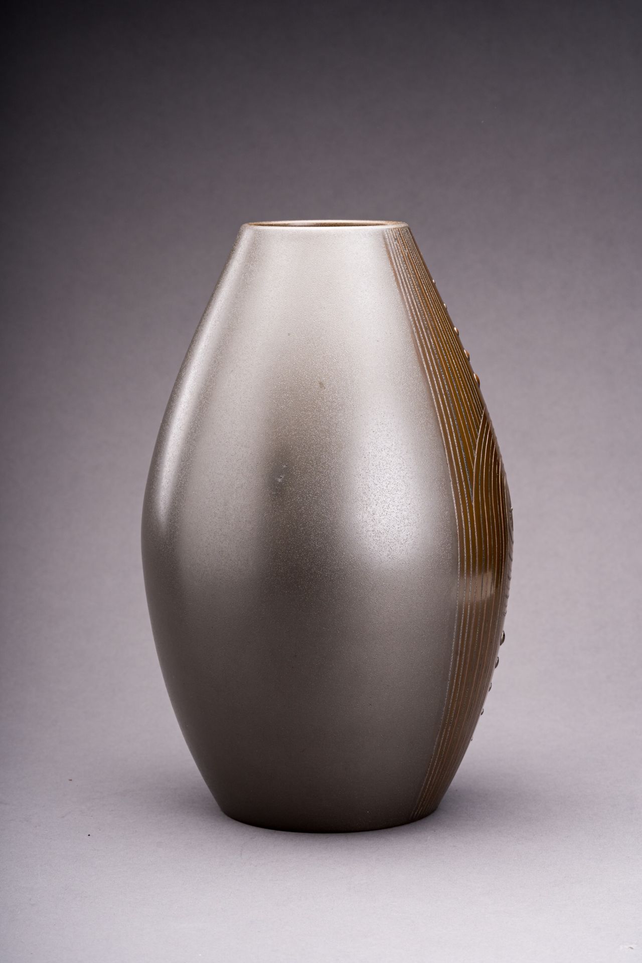 A SILVER AND BRONZE PATINATED VASE, BY ARISU BIZAN (BORN 1937) - Bild 4 aus 10