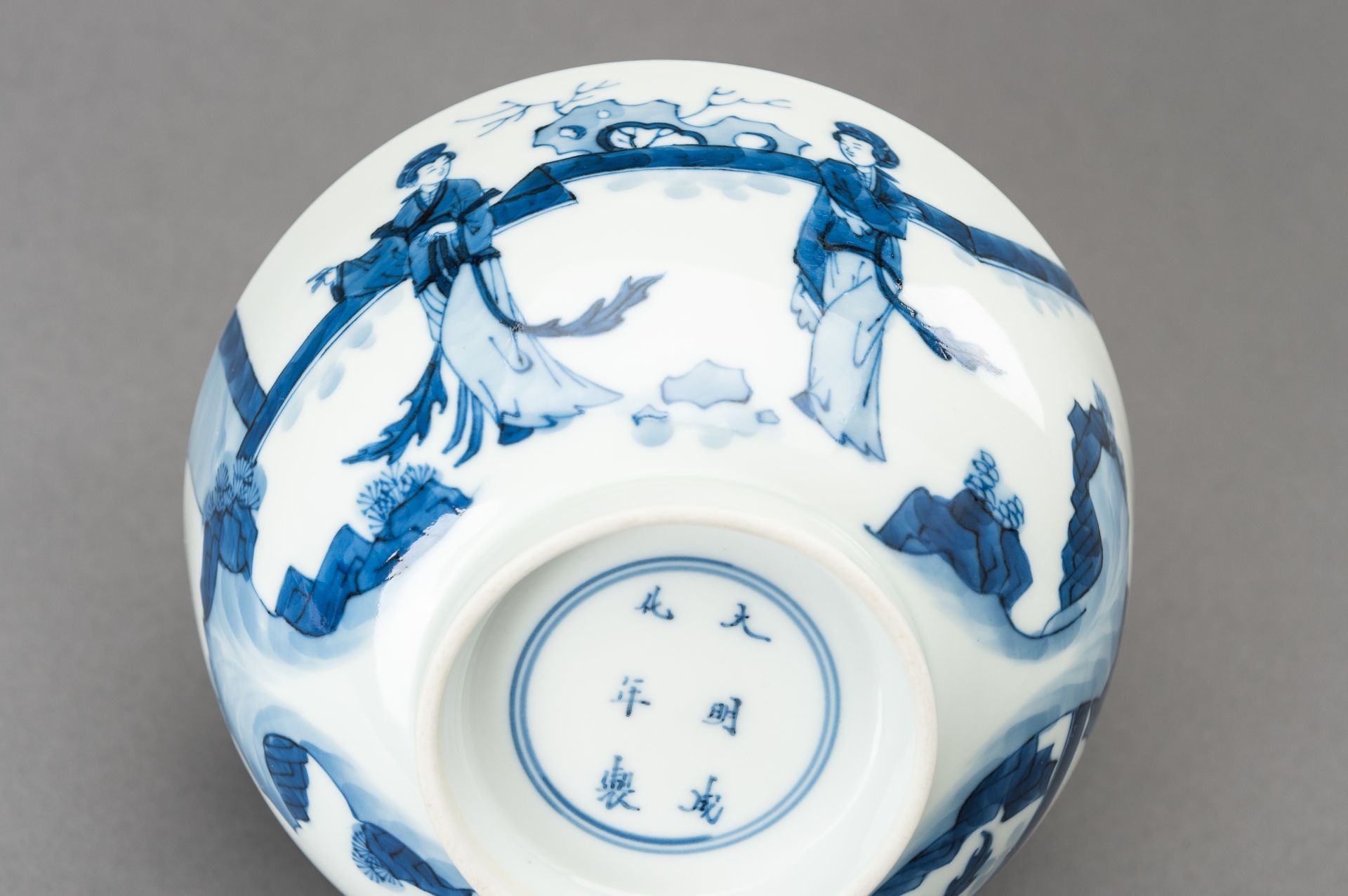 A KANGXI STYLE BLUE AND WHITE 'LADIES IN PALACE' PORCELAIN BOWL, 1920s - Image 10 of 14