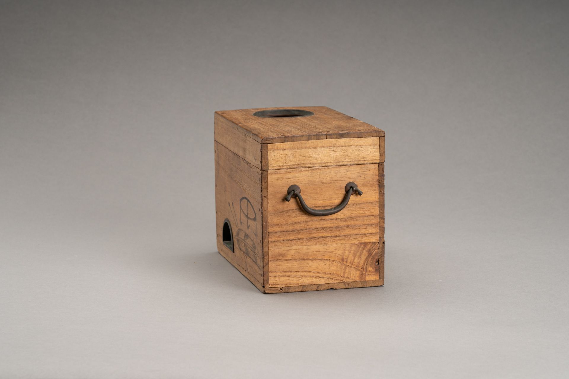 A WOODEN CHEST WITH DRAWERS AND A COPPER SAKE WARMER 'KANDOUKO', 19th CENTURY - Bild 23 aus 28
