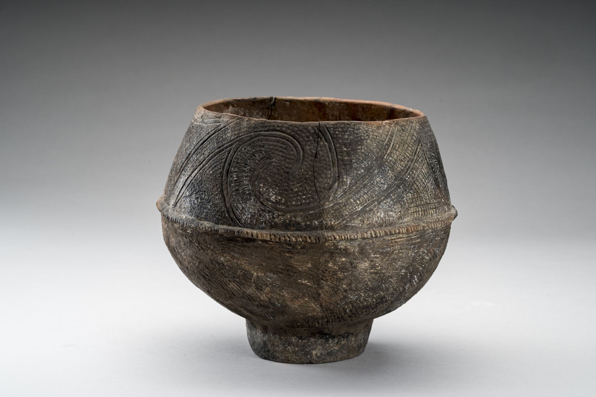 A BAN CHIANG CULTURE POTTERY JAR - Image 6 of 9