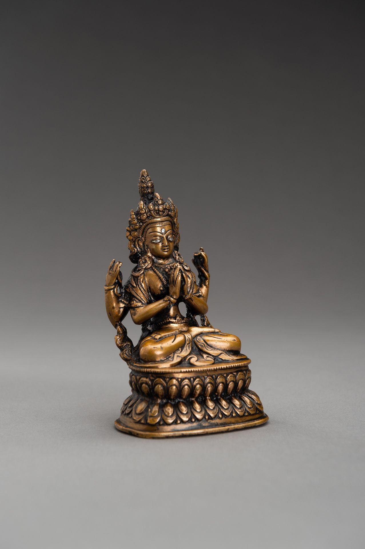 A SILVER INLAID BRONZE FIGURE OF AVALOKITESHVARA - Bild 6 aus 9