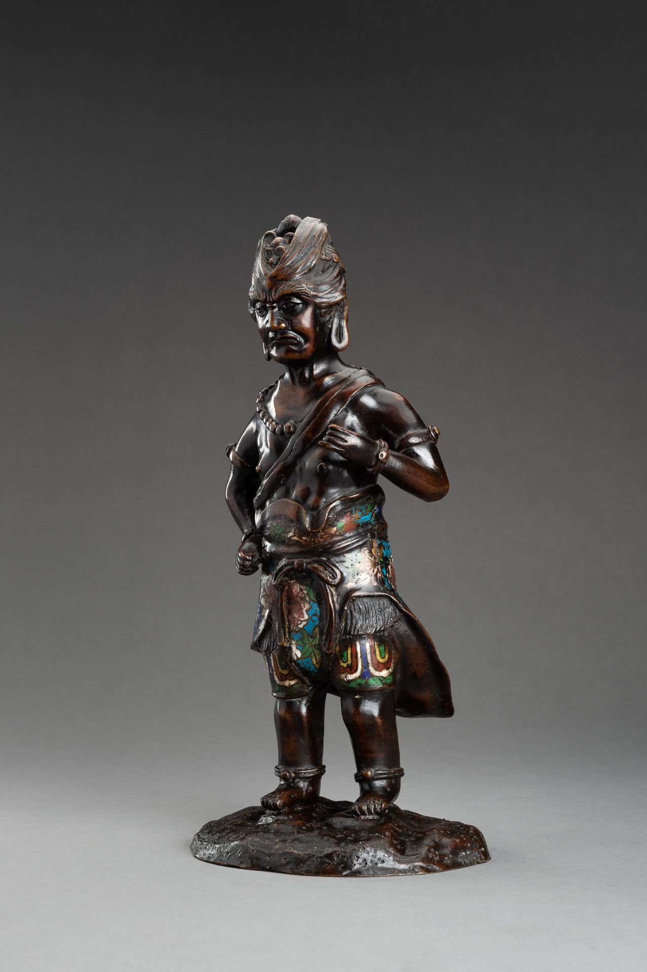 A CHAMPLEVE BRONZE FIGURE OF A GUARDIAN, c. 1920s - Bild 6 aus 9