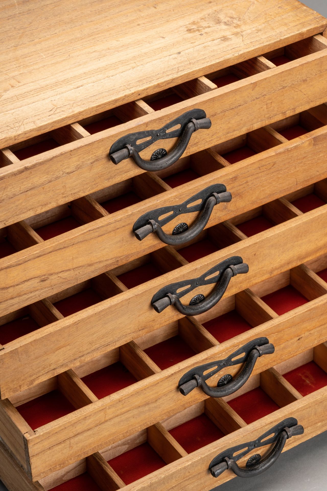 A WOODEN JAPANESE STORAGE BOX WITH 5 DRAWERS - Image 3 of 8