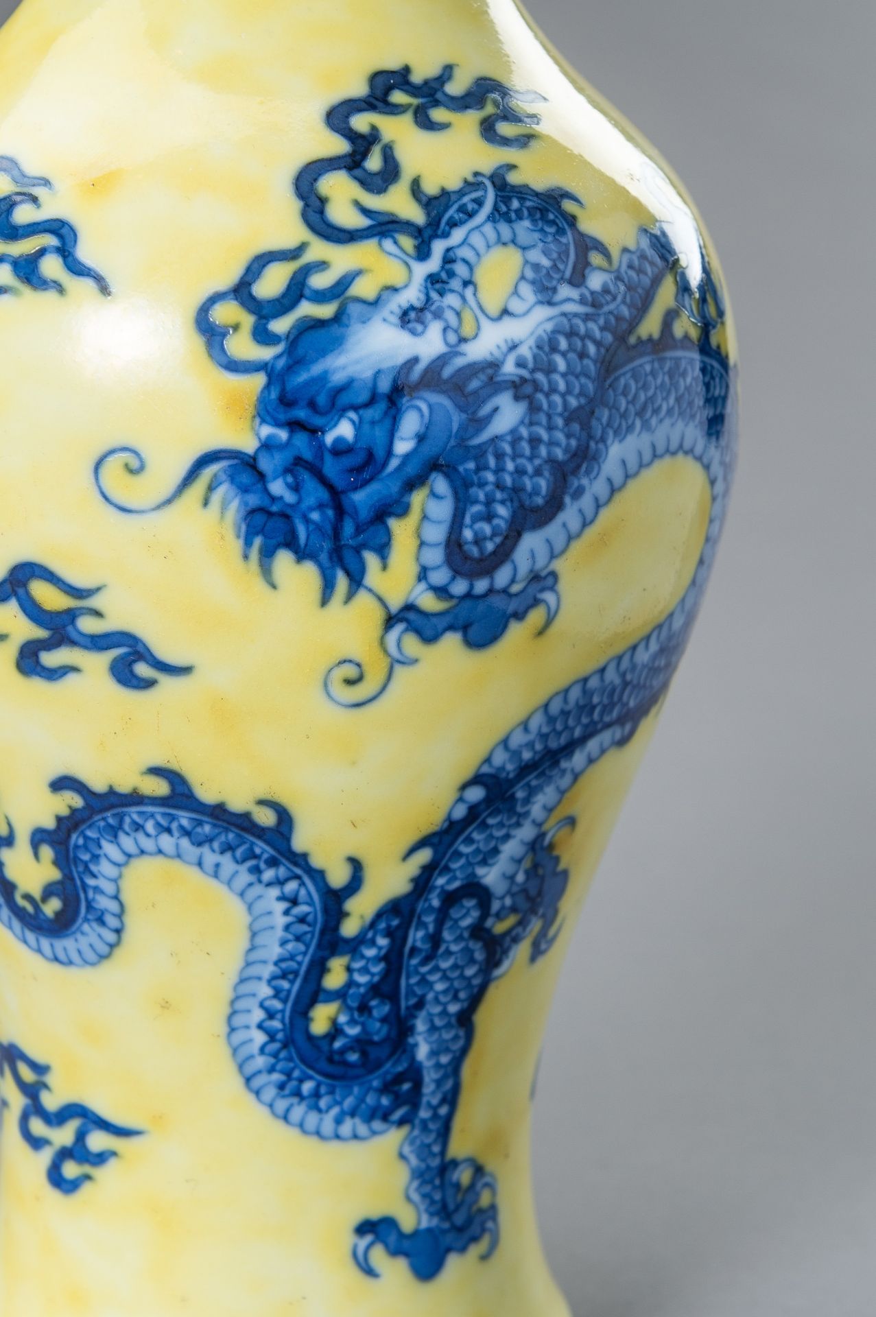 A BLUE AND YELLOW PORCELAIN 'DRAGON' VASE - Bild 2 aus 13