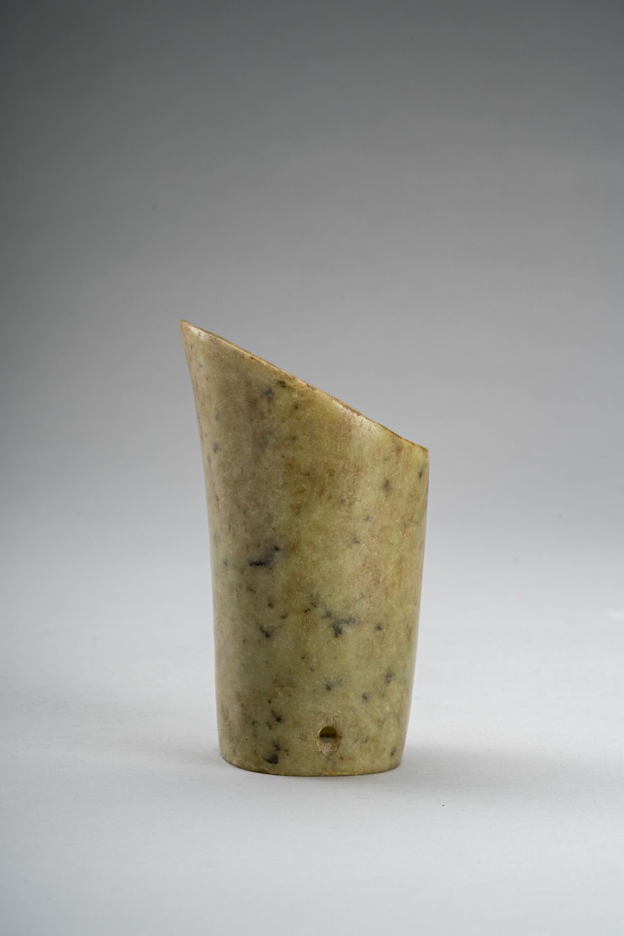 A PALE CELADON JADE HOOF-SHAPED ORNAMENT, HONGSHAN - Bild 2 aus 6