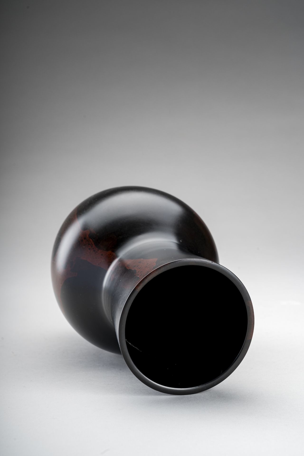 A FINE PATINATED BRONZE VASE WITH RED SPLASHES - Image 7 of 9