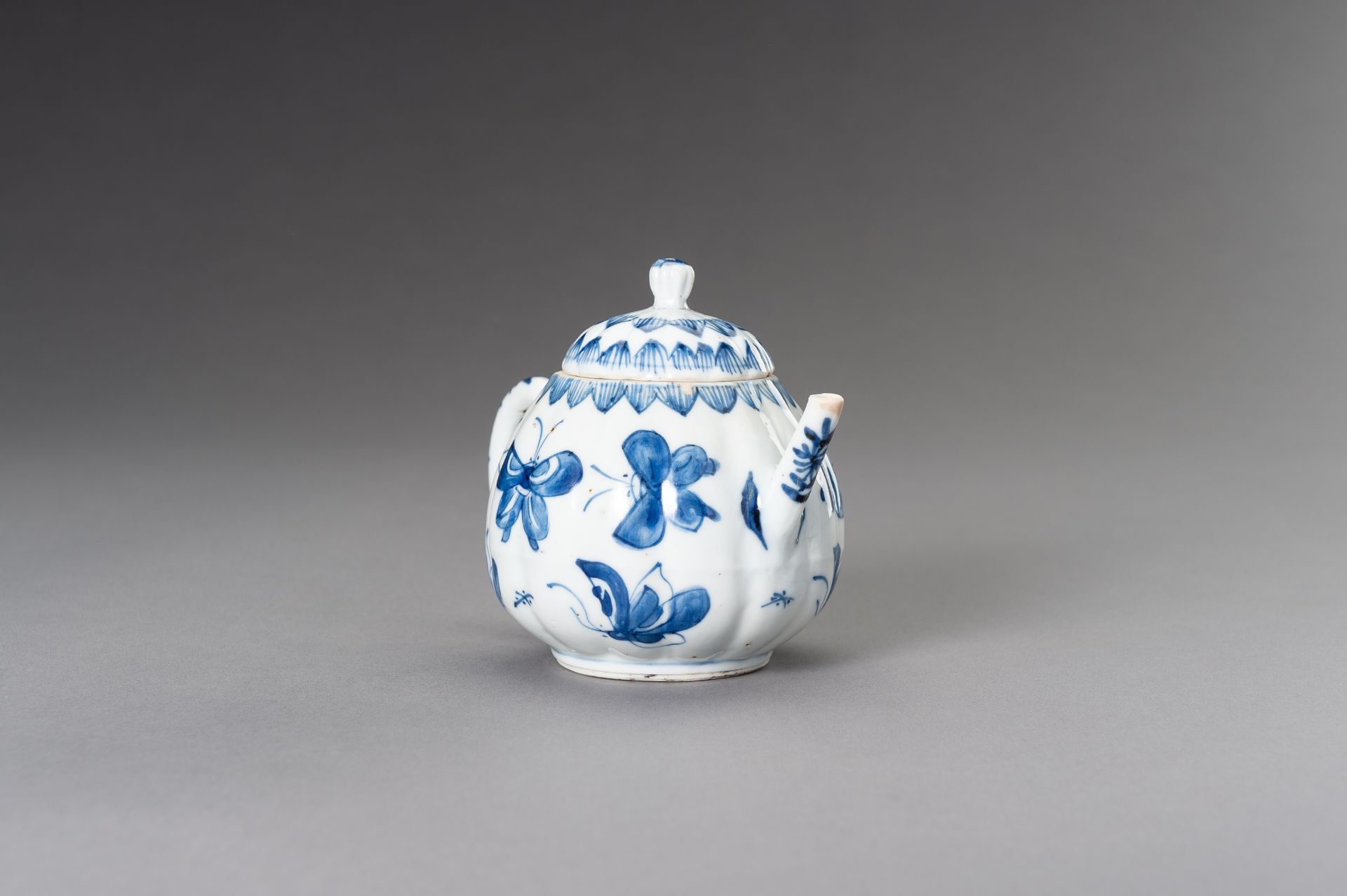 A BLUE AND WHITE 'BUTTERFLIES' TEAPOT, QING - Image 4 of 9