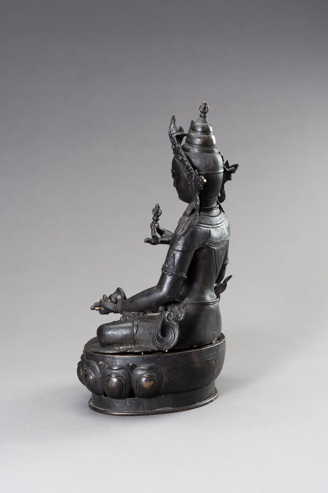 A BRONZE FIGURE OF VAJRASATTVA, 1900s - Bild 7 aus 12