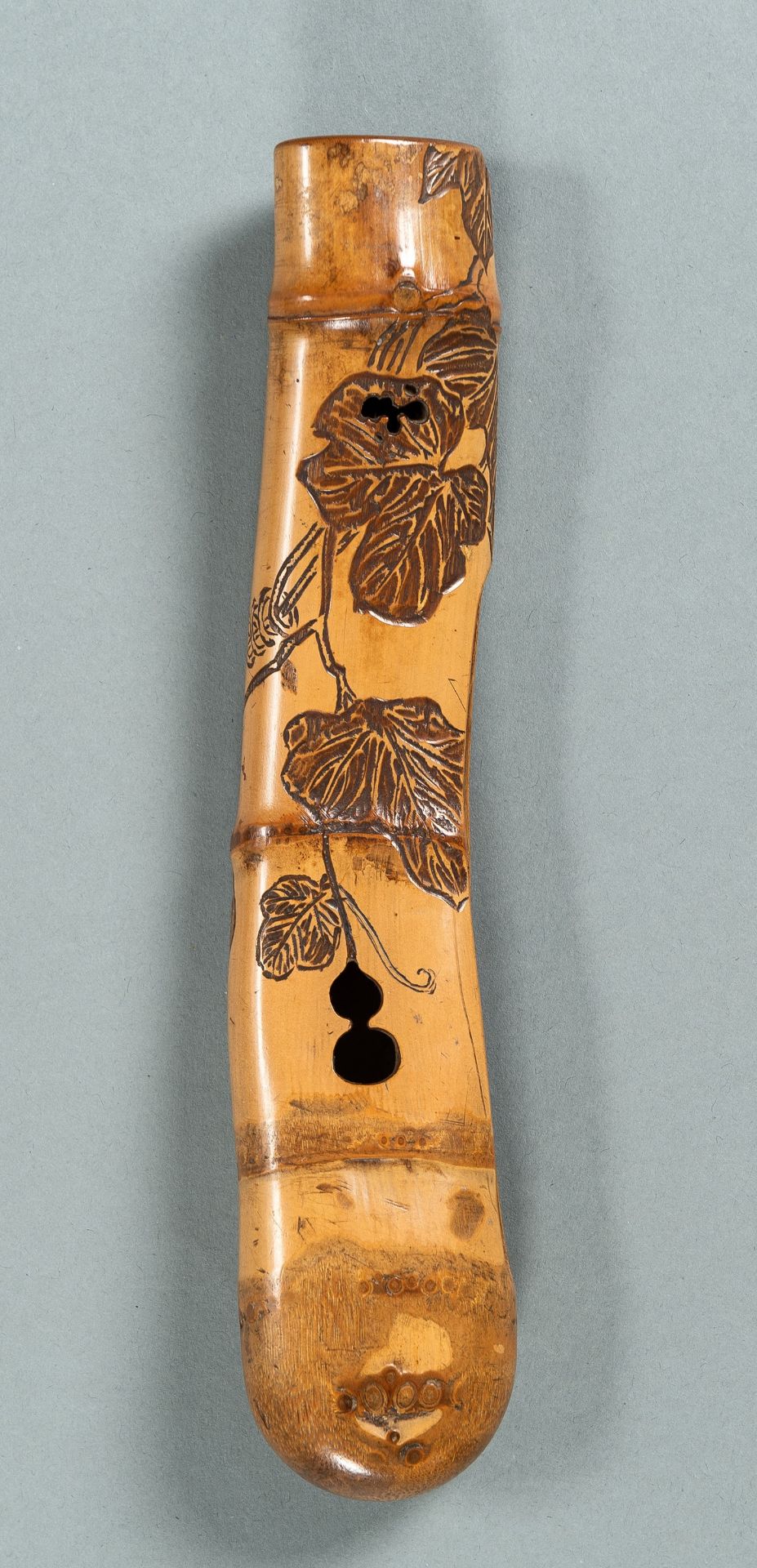 A BAMBOO KISERUZUTSU DEPICTING A GOURD AND LEAVES, EDO