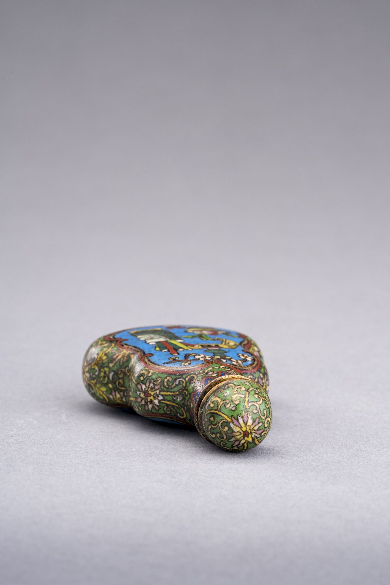 A DOUBLE-GOURD CLOISSONNE SNUFF BOTTLE, QING DYNASTY - Image 5 of 6