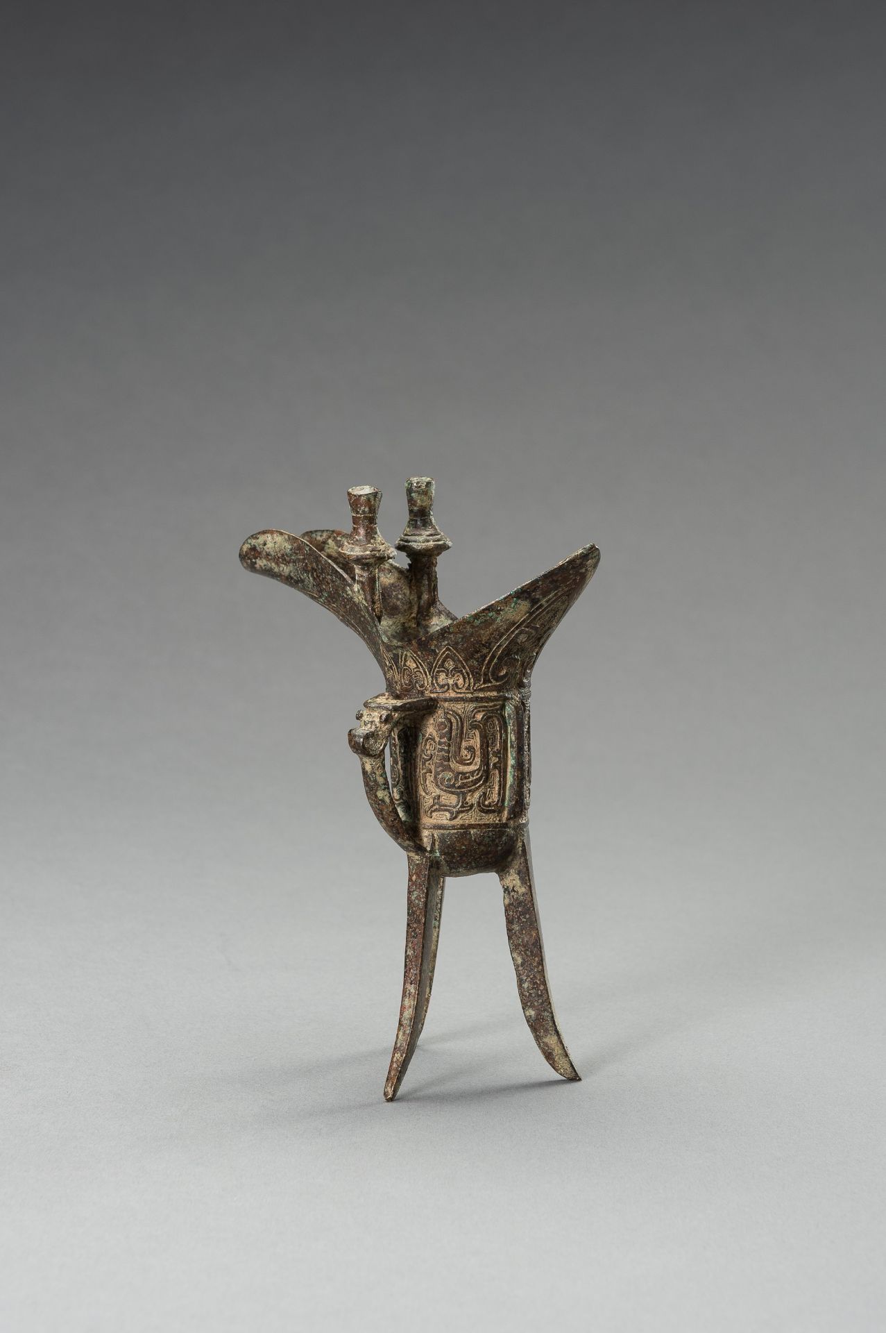 AN ARCHAISTIC SHANG-STYLE BRONZE RITUAL TRIPOD WINE VESSEL, JUE - Image 7 of 9