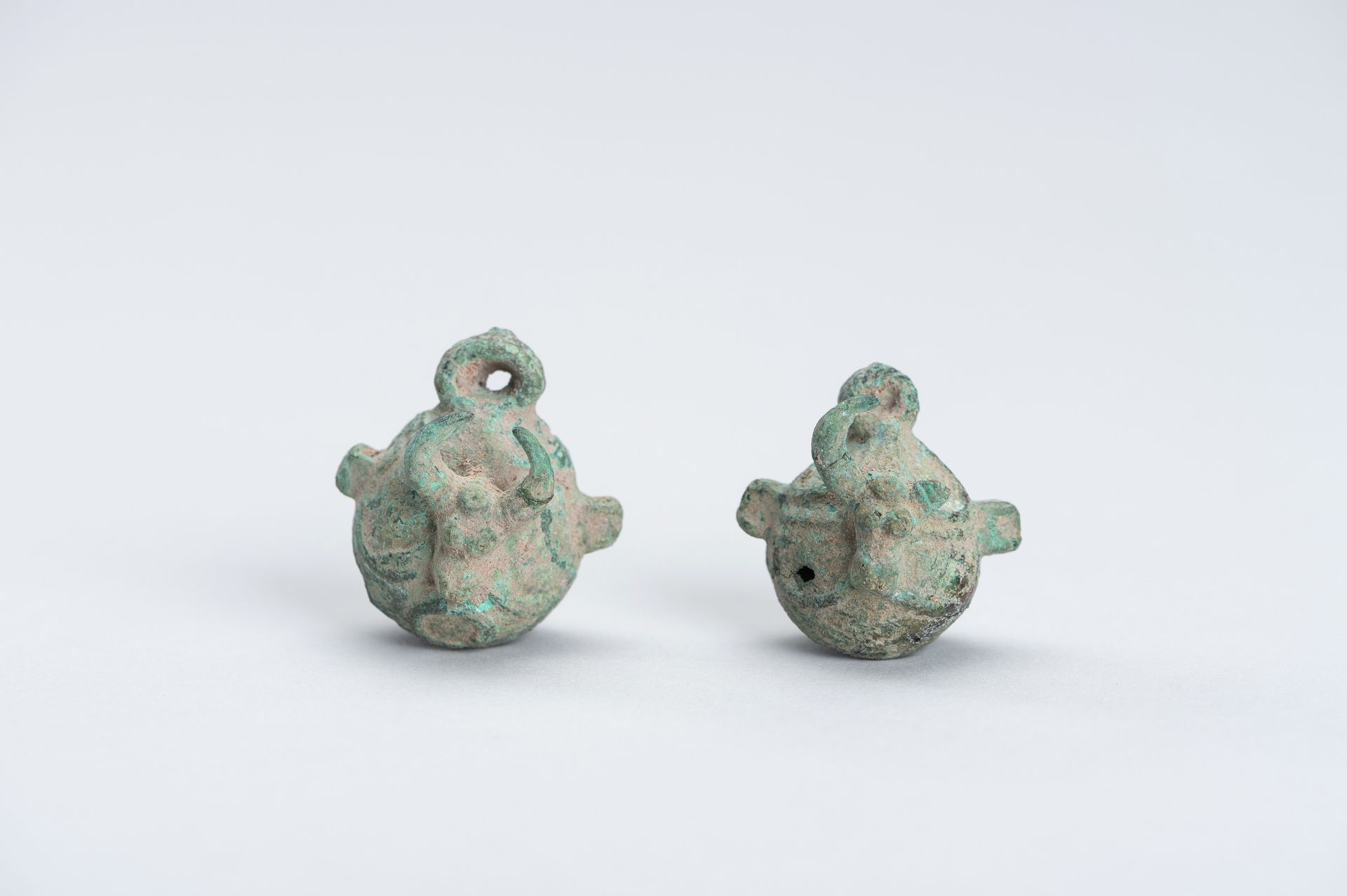 A PAIR OF DONG SON 'BULL'S HEAD' BRONZE BELLS - Bild 4 aus 9