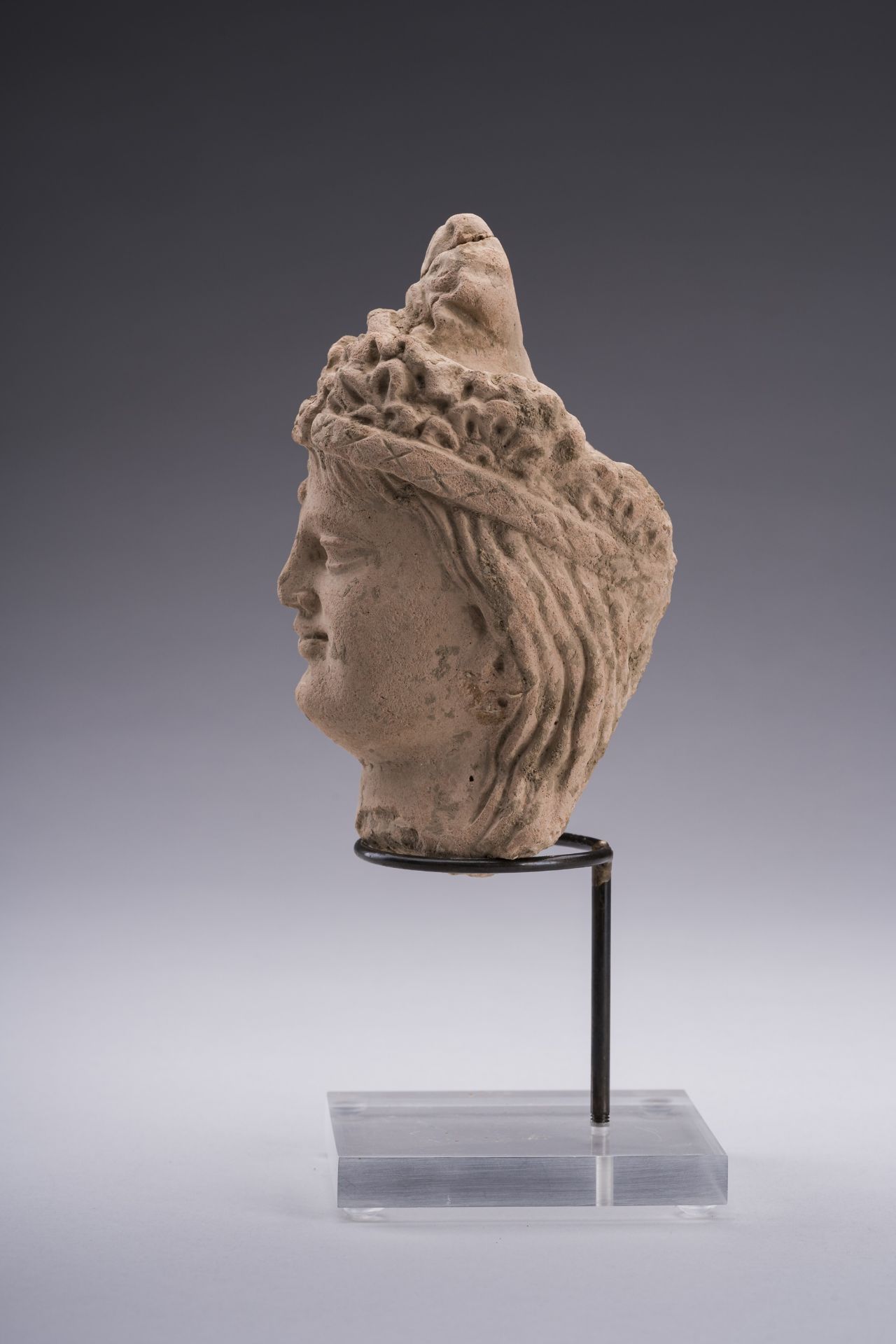 A SMALL TERRACOTTA HEAD OF MAITREYA, GANDHARA - Bild 7 aus 8