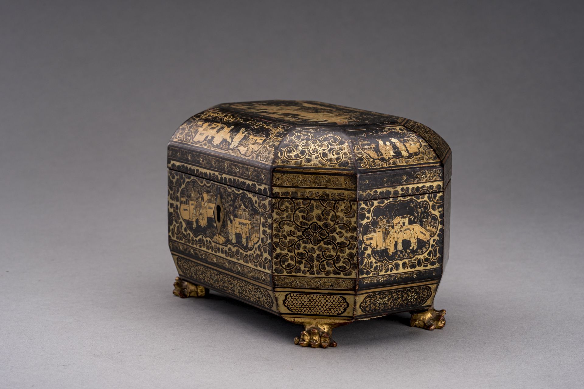 AN OCTAGONAL EXPORT LAQUER BOX WITH FIGURAL SCENES - Image 8 of 11