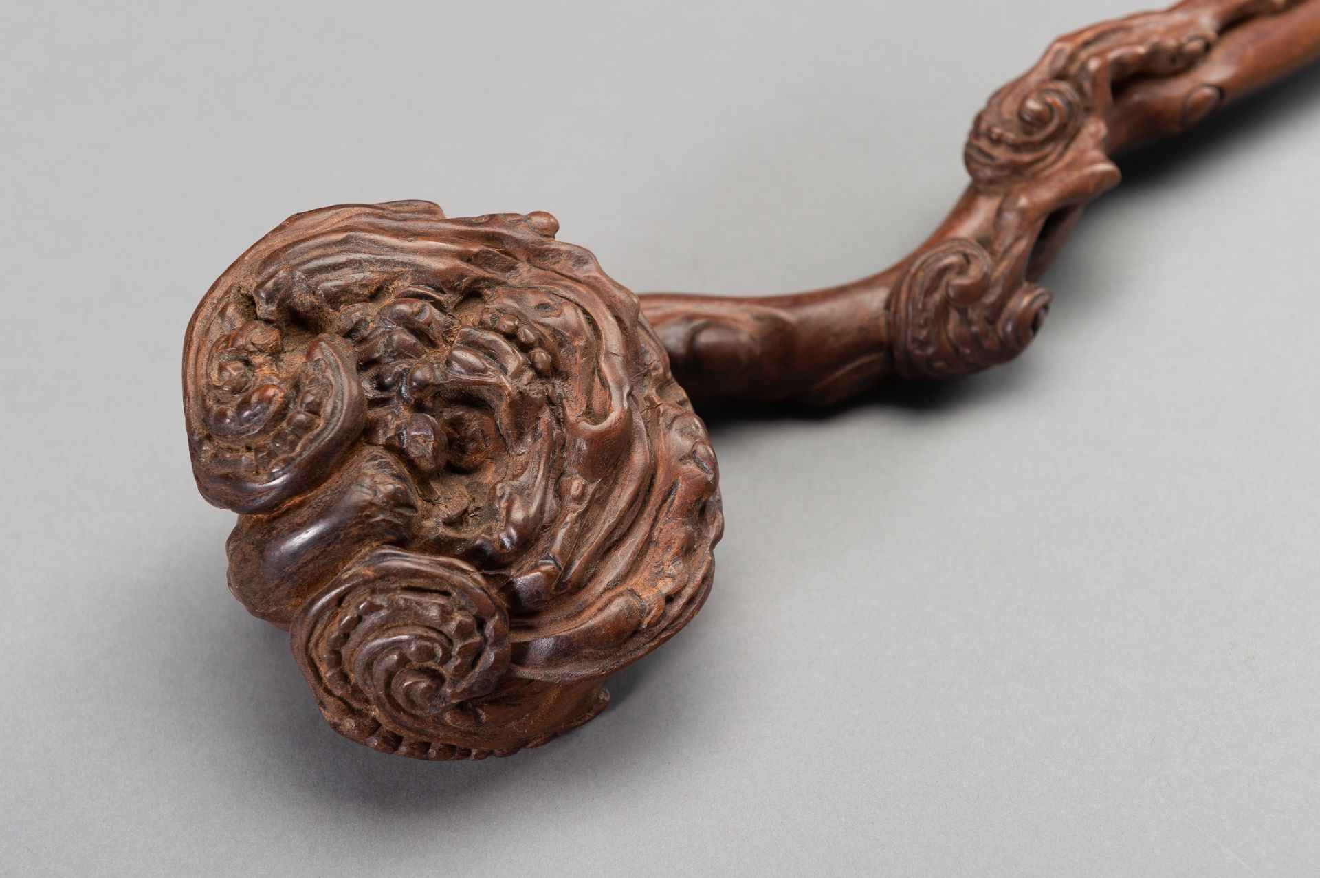 A HARDWOOD RUYI SCEPTER - Bild 3 aus 11