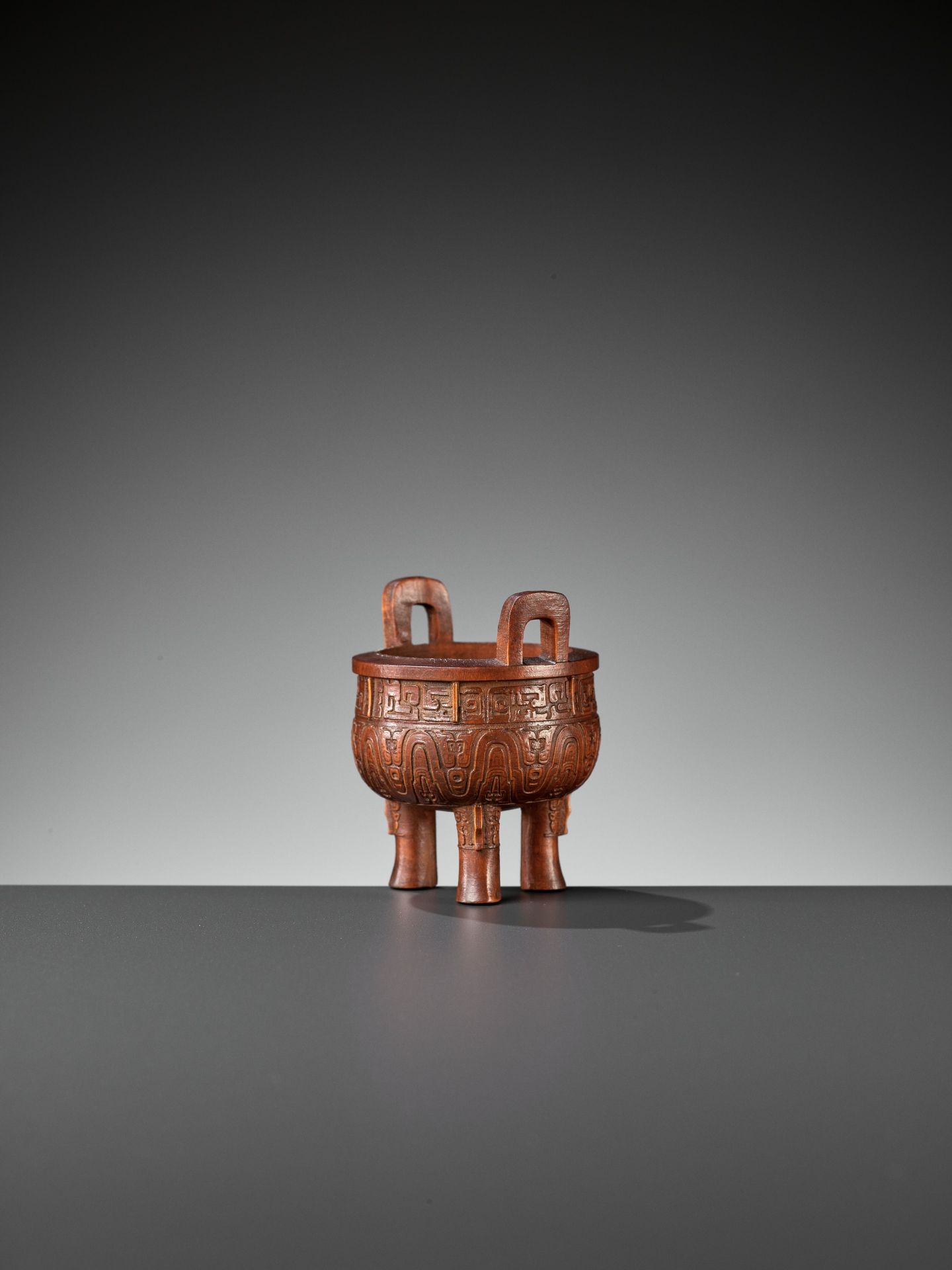 A BAMBOO 'ARCHAISTIC' MINIATURE TRIPOD CENSER, QING DYNASTY - Bild 5 aus 10