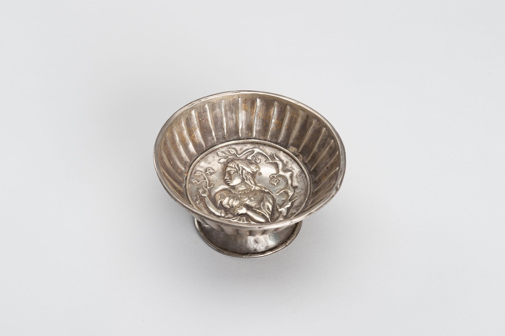 A GHANDARAN SILVER REPOUSSE BOWL WITH FEMALE FIGURE - Image 5 of 11