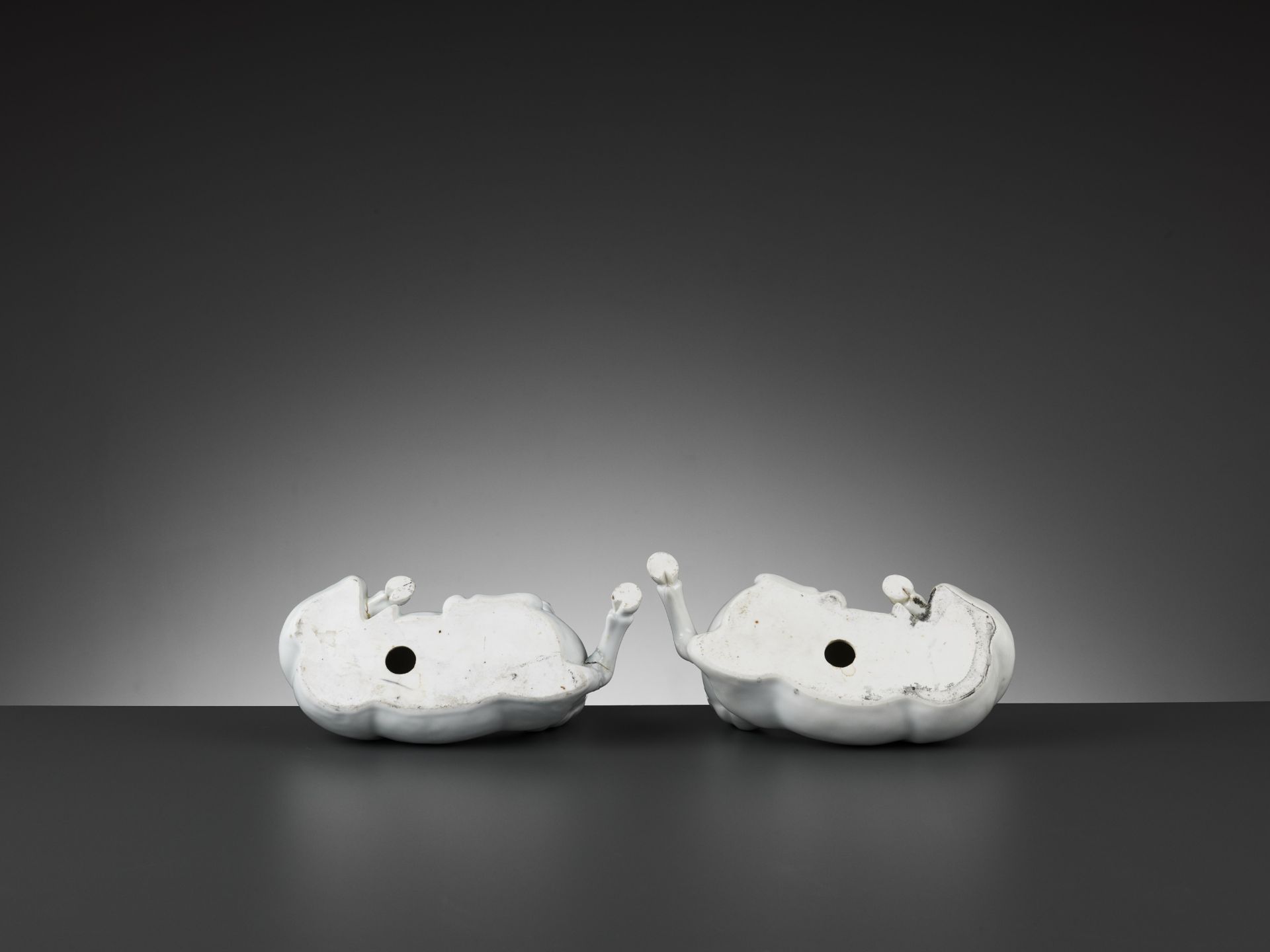 A PAIR OF WHITE-GLAZED FIGURES OF HORSES, QING DYNASTY - Bild 9 aus 10