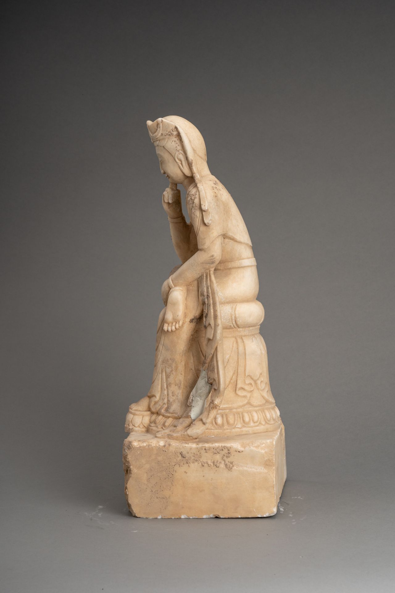 A NORTHERN QI STYLE MARBLE FIGURE OF GUANYIN - Image 5 of 7