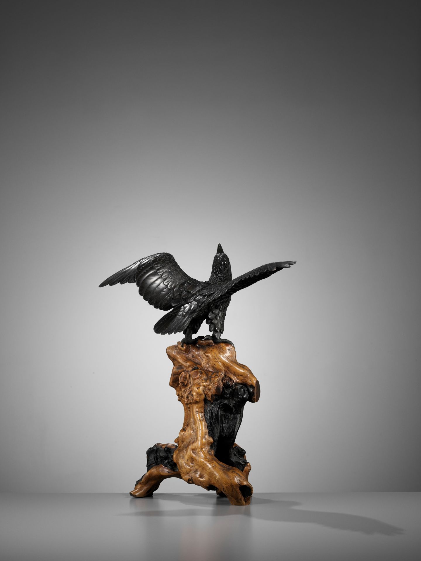 AKASOFU GYOKKO: AN IMPRESSIVE AND RARE BRONZE OKIMONO OF AN ASCENDING EAGLE - Bild 3 aus 18