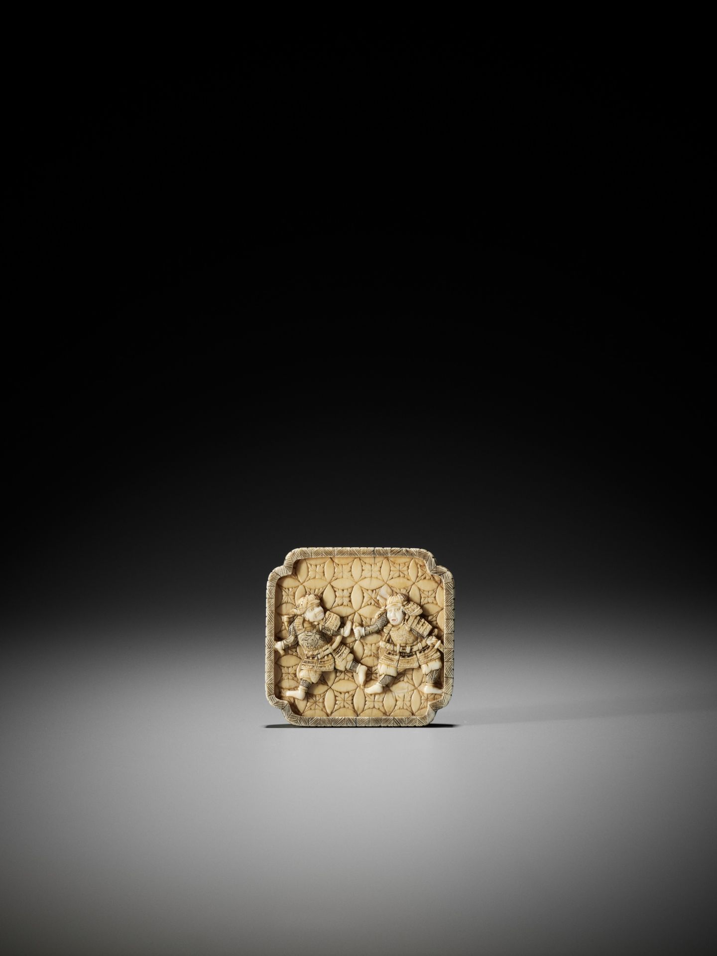 IKKO: A RARE IVORY MANJU NETSUKE WITH TWO SAMURAI - Bild 4 aus 8