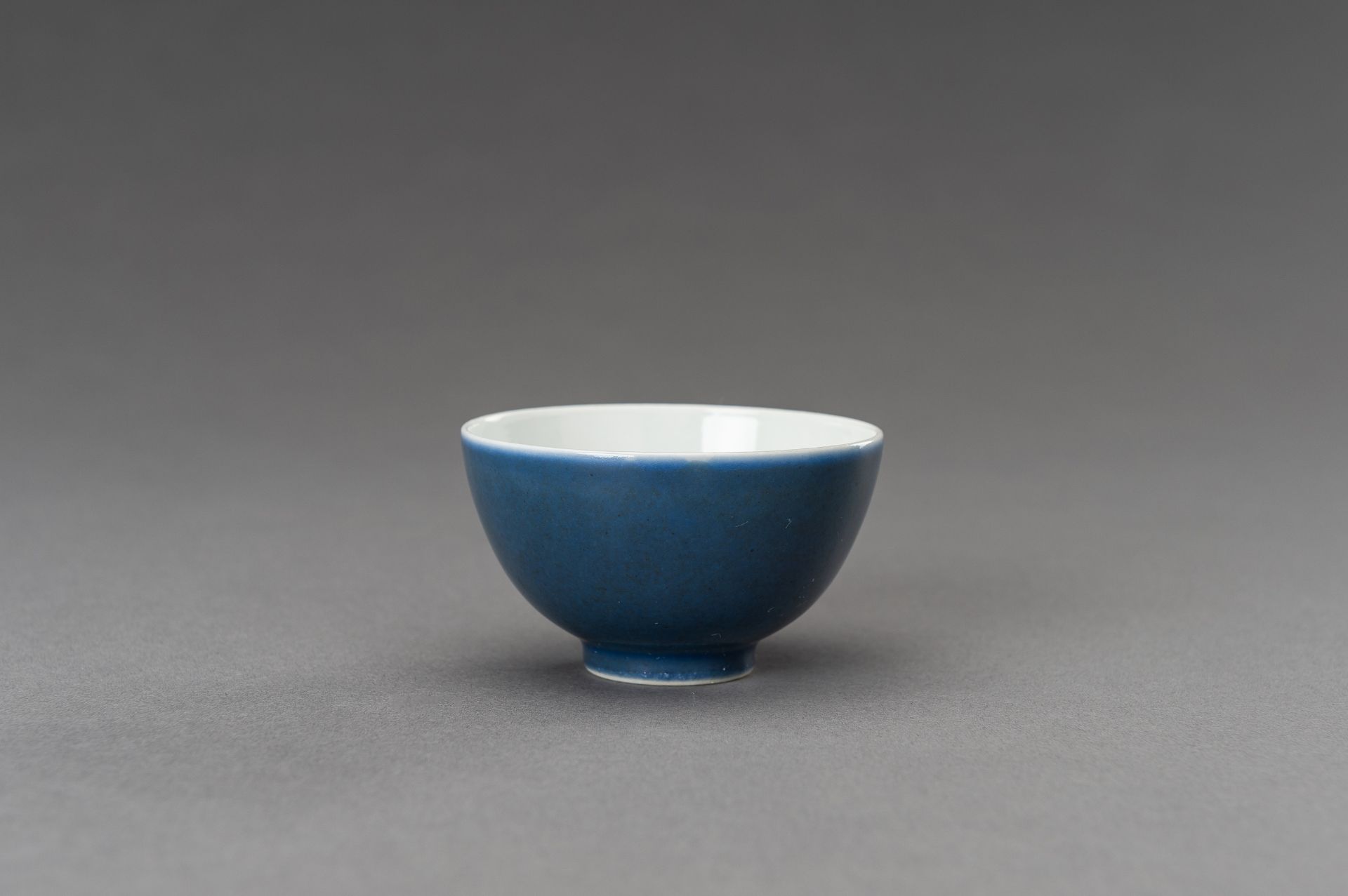 A POWDER BLUE PORCELAIN CUP, 1900s - Bild 4 aus 10