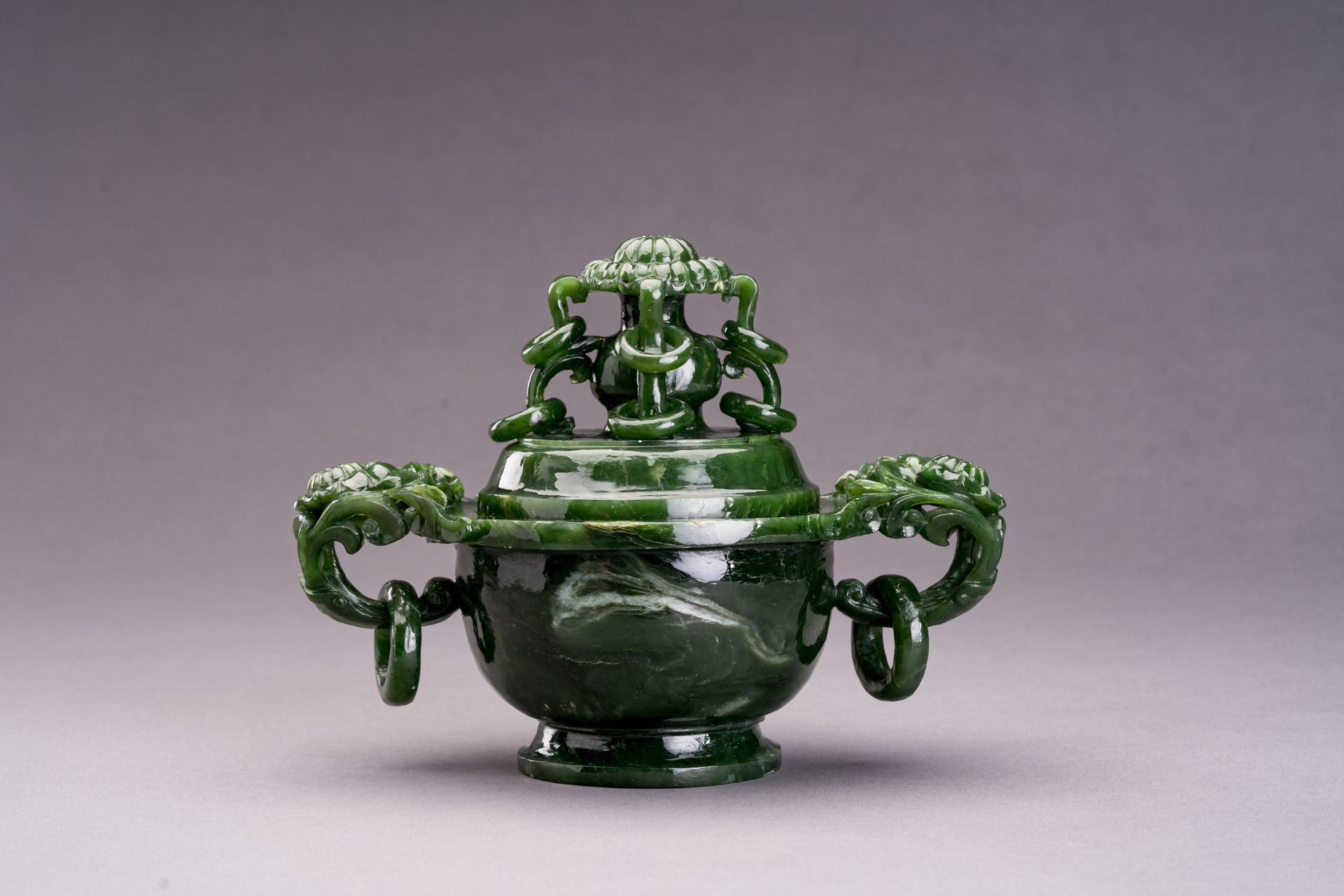 A SPINACH GREEN JADE VESSEL AND COVER - Bild 2 aus 9