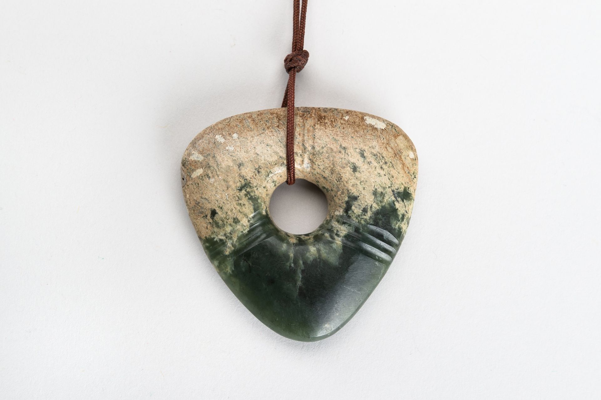 AN ARCHAISTIC LOT WITH A JADE AND A SERPENTINE PENDANT - Image 4 of 9