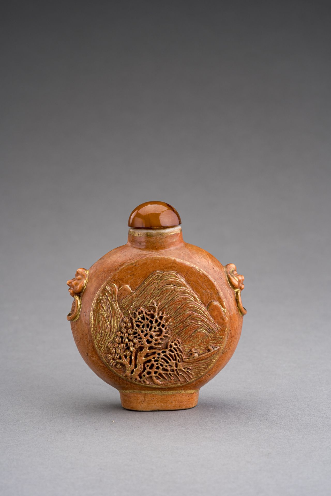 WANG JIEMAI: A LARGE PORCELAIN SNUFF BOTTLE WITH HIGH RELIEF DECORATION - Bild 3 aus 7