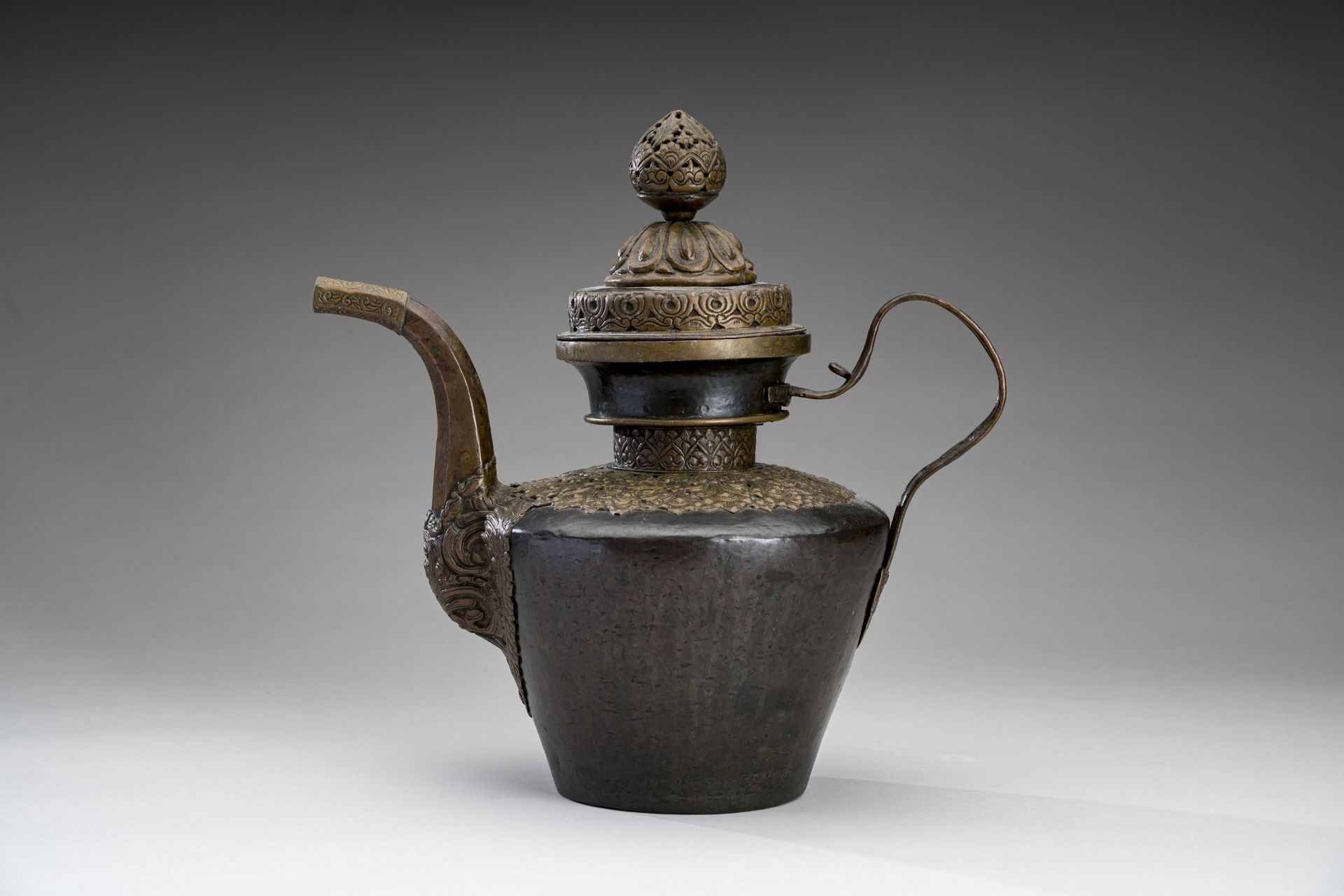 A TIBETAN COPPER EWER, 19th CENTURY - Bild 2 aus 11