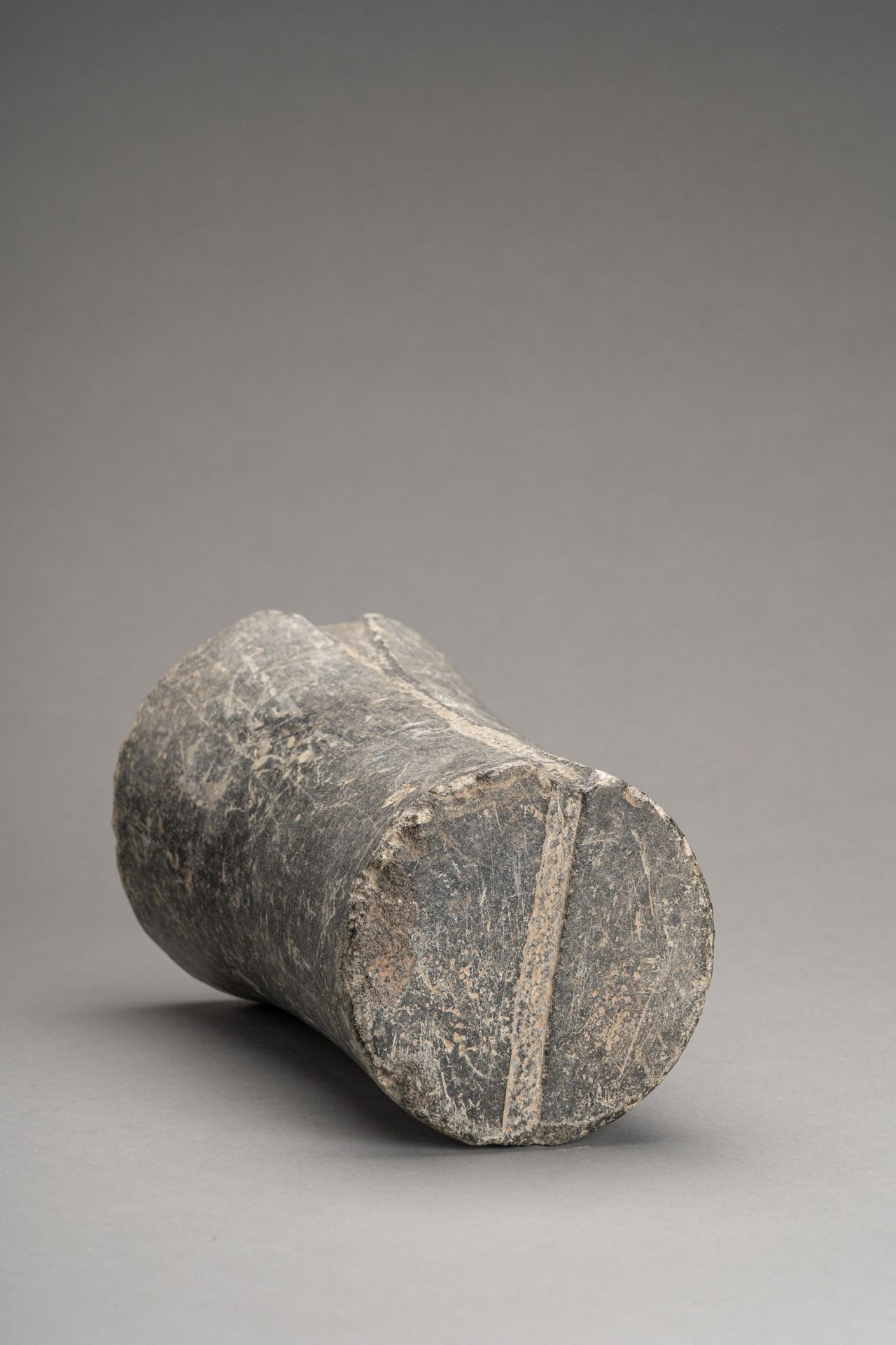 A BACTRIAN CHLORITE COLUMN - Image 6 of 8