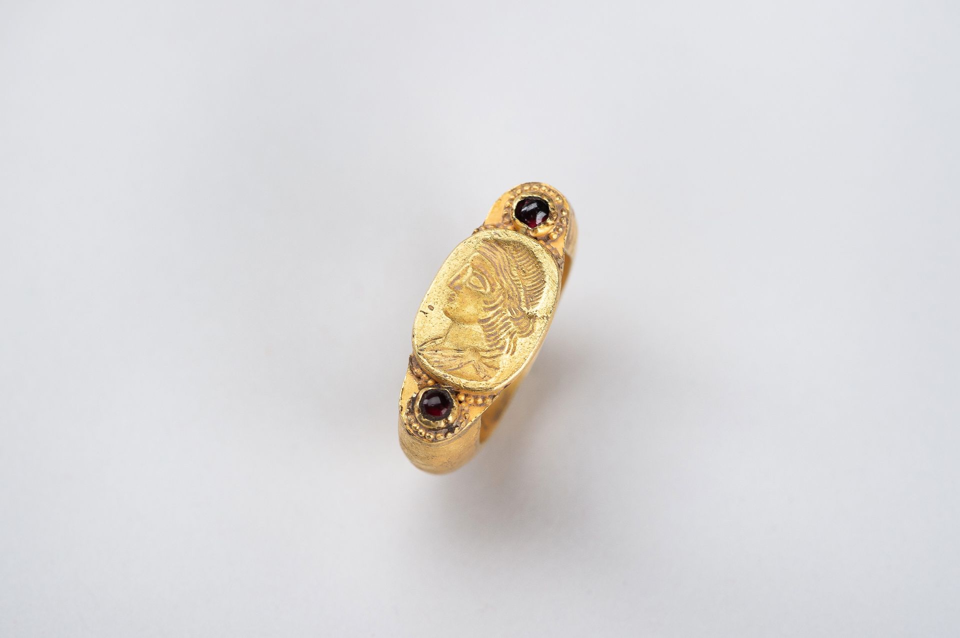 A BACTRIAN INTAGLIO SEAL GOLD RING - Image 5 of 11