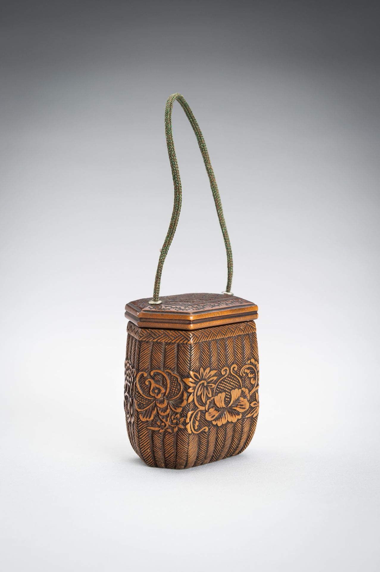 A MINIATURE BOXWOOD TONKOTSU IN SHAPE OF A WOVEN BASKET, EDO - Image 3 of 15