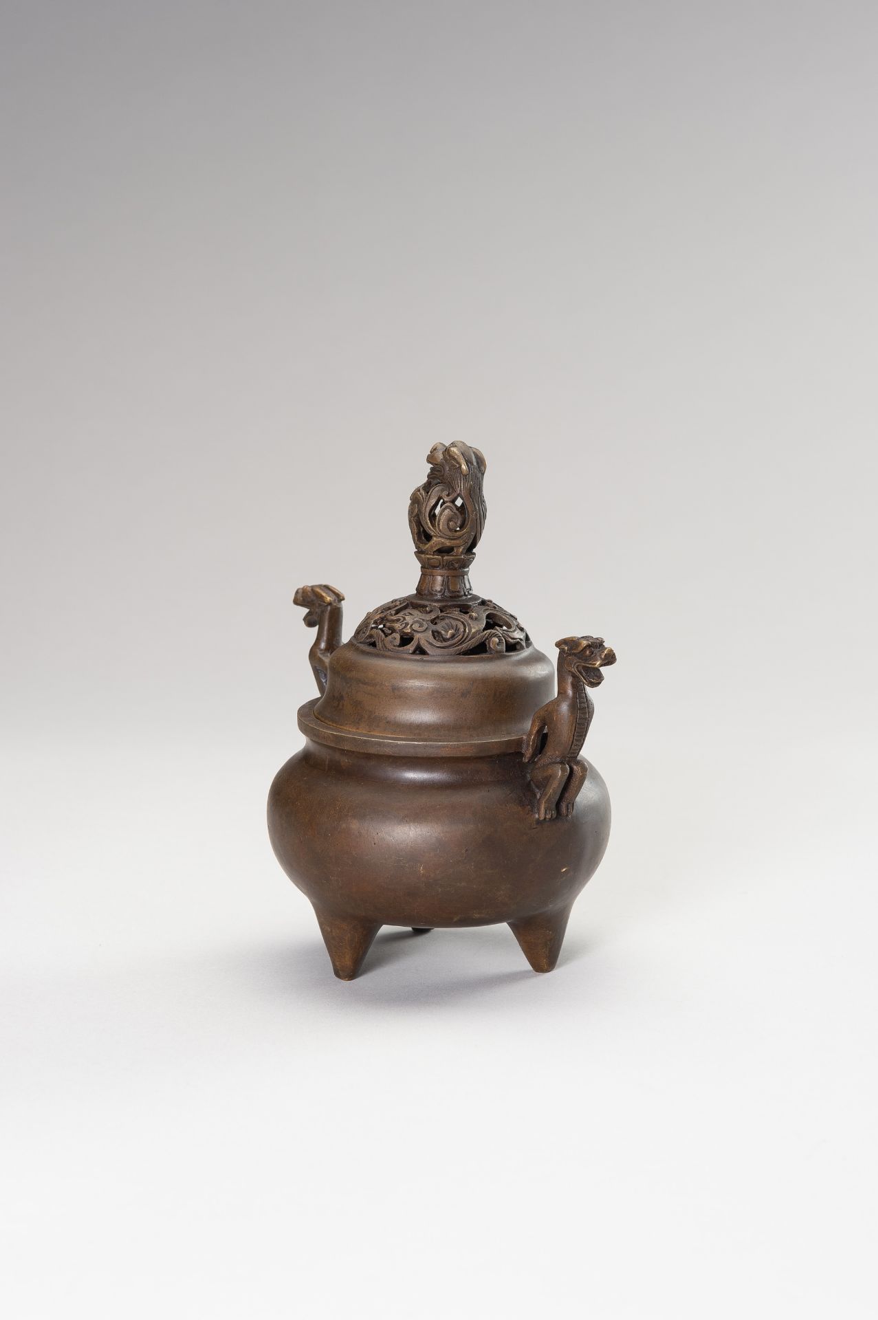 A BRONZE TRIPOD CENSER WITH DRAGONS - Image 5 of 11