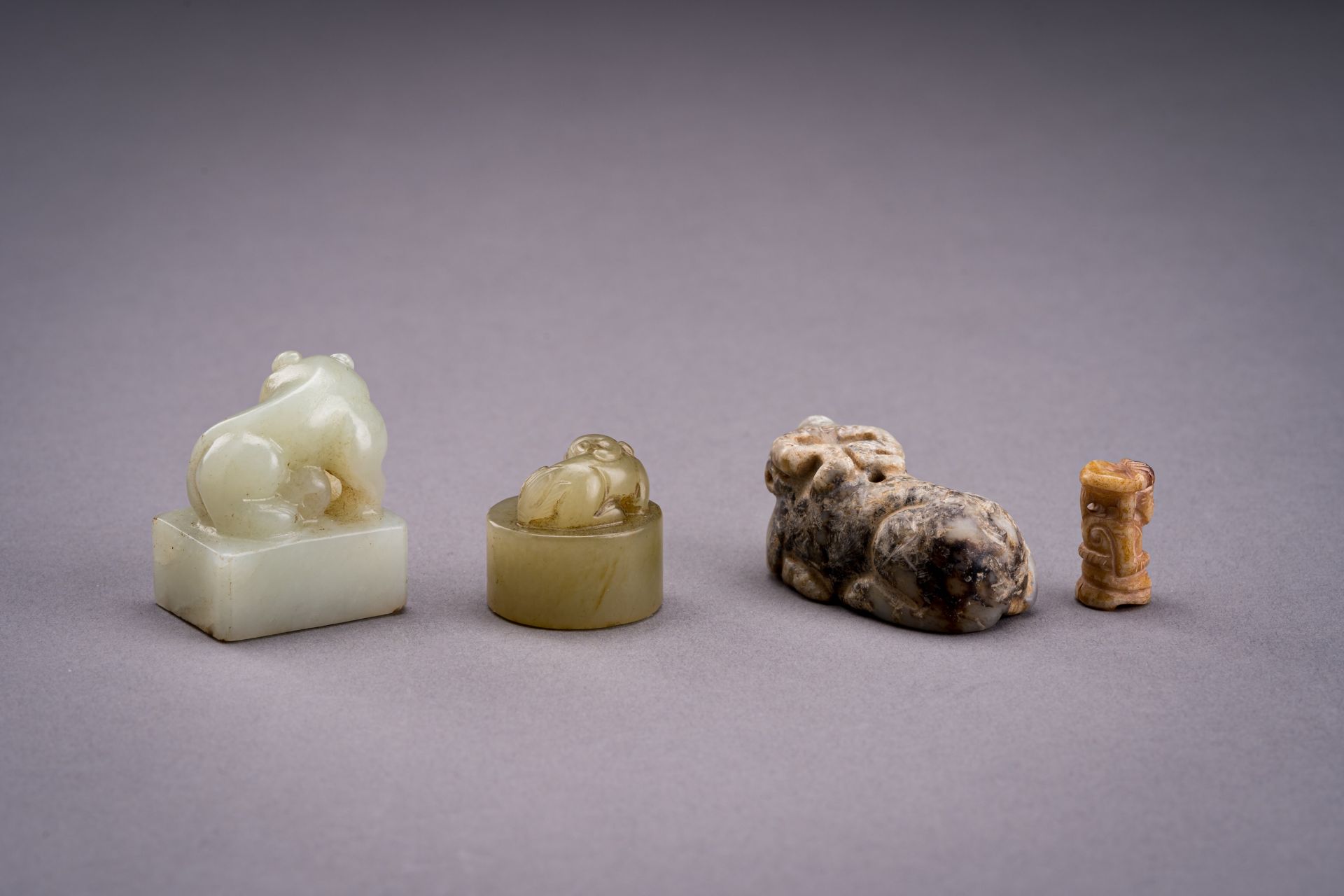 A LOT WITH FOUR SMALL JADE & HARDSTONE OBJECTS - Image 11 of 15