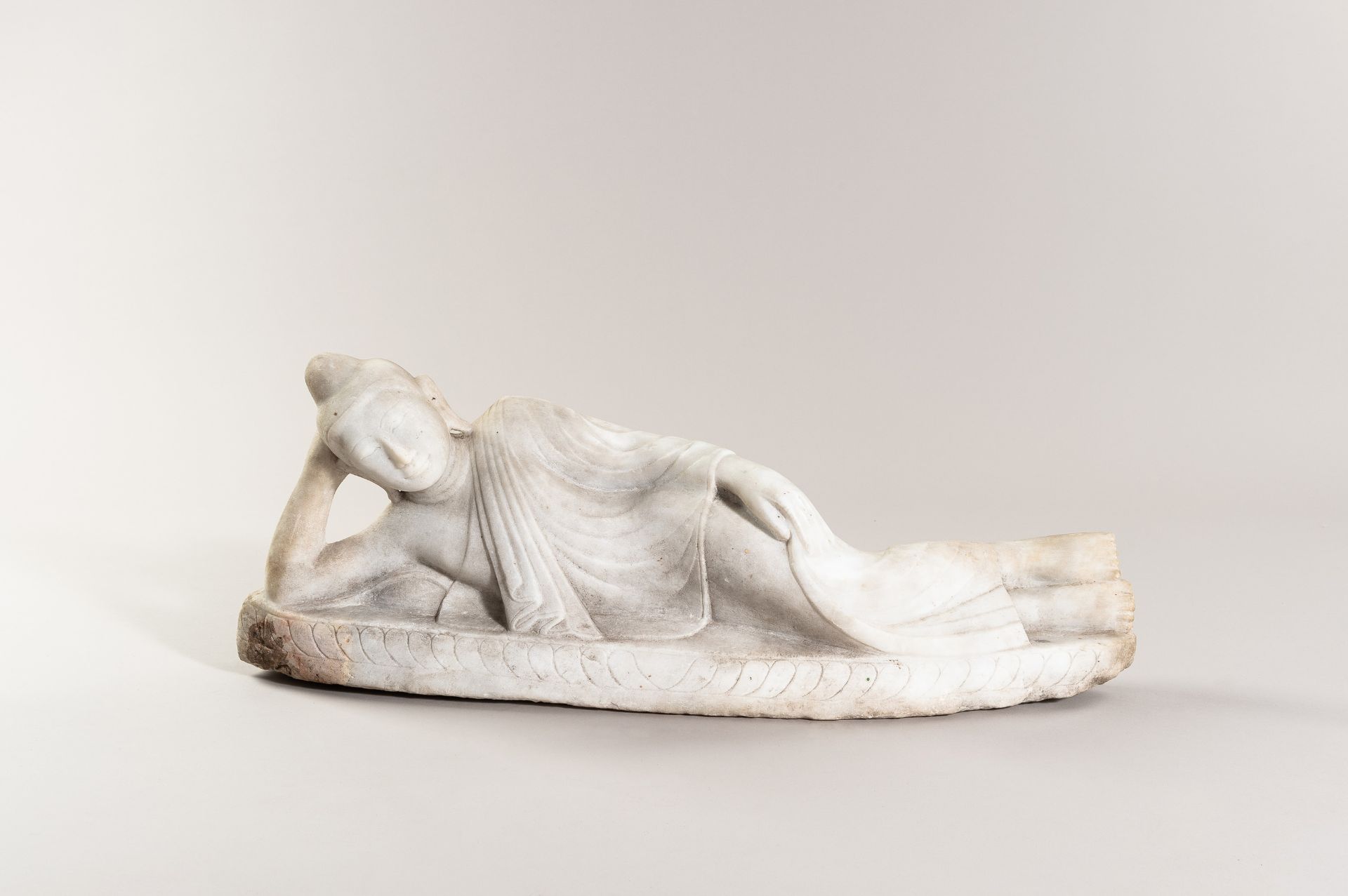 A LARGE MARBLE STATUE OF A RECUMBENT BUDDHA, c. 1920s - Bild 12 aus 14