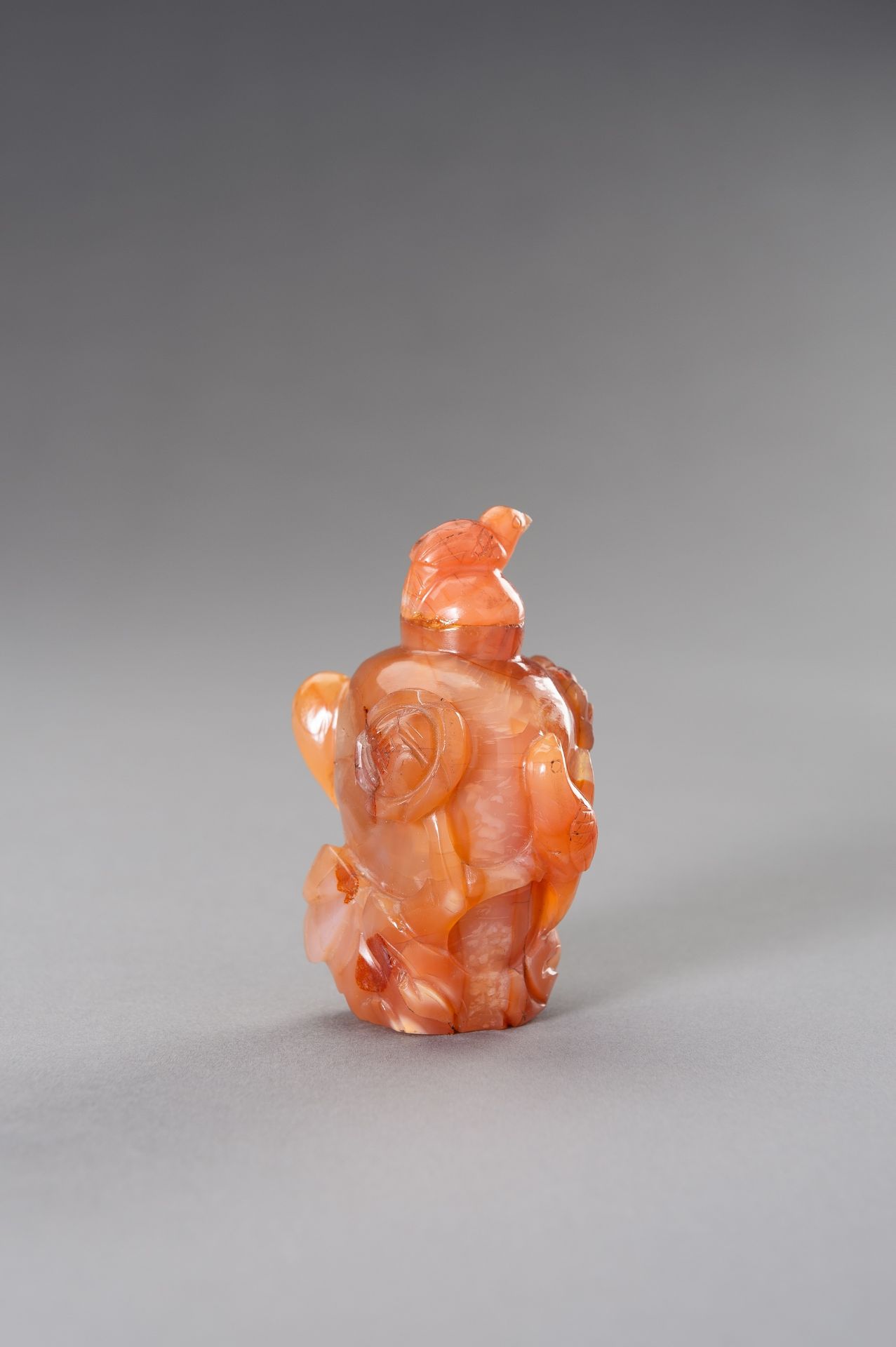 AN AGATE SNUFF BOTTLE, QING DYNASTY - Bild 2 aus 11