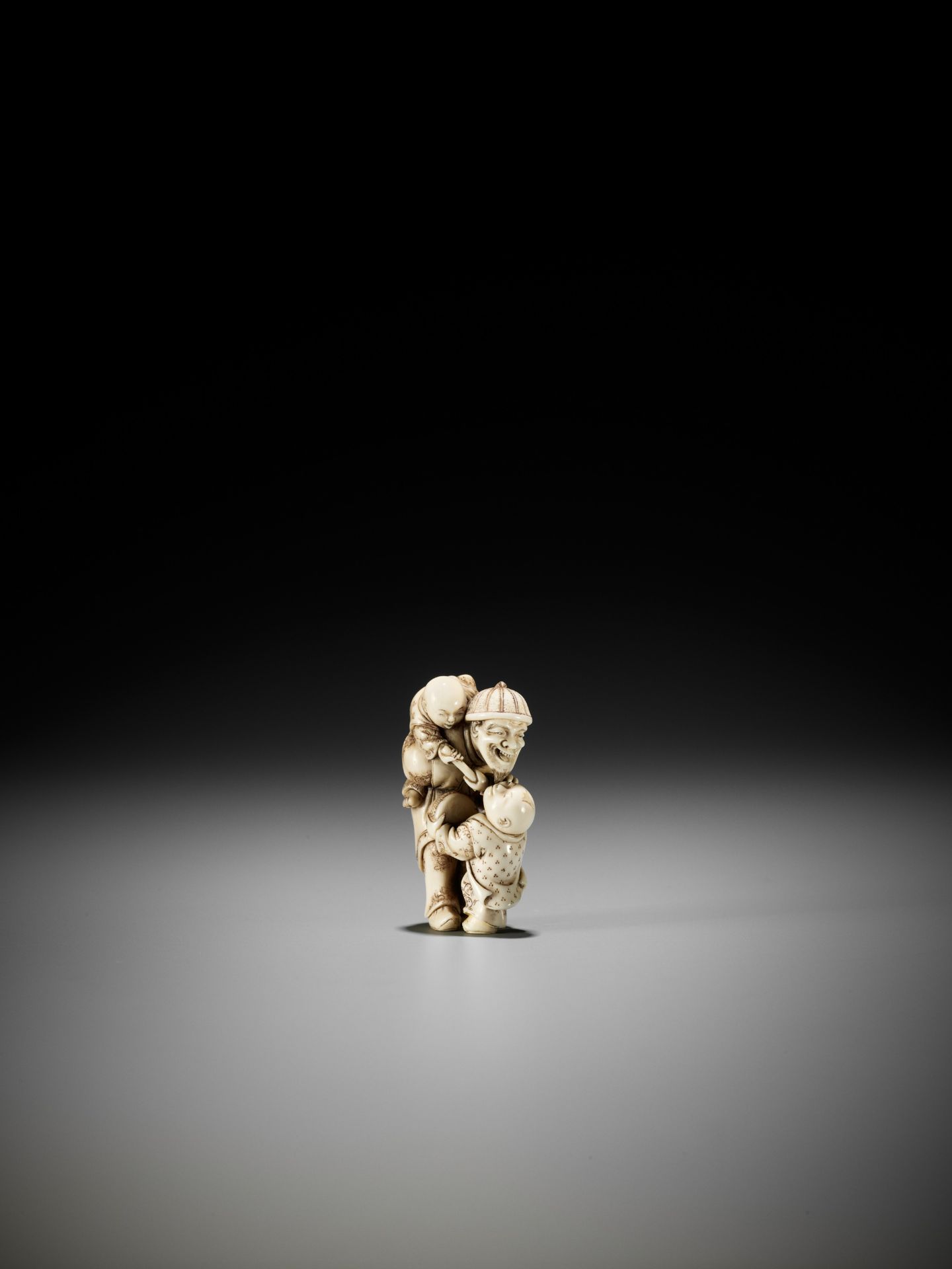 HIDEMASA: AN IVORY NETSUKE OF A DUTCHMAN WITH CHILDREN - Image 3 of 10