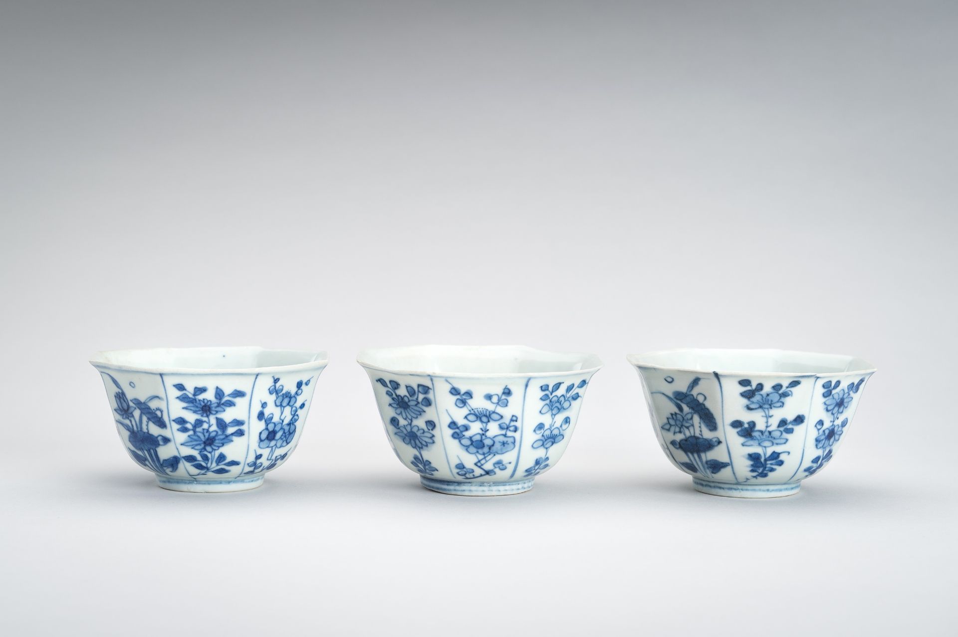 A BLUE AND WHITE PORCELAIN GROUP OF 14 CUPS AND 6 BOWLS, 'HATCHER CARGO' - Bild 6 aus 19