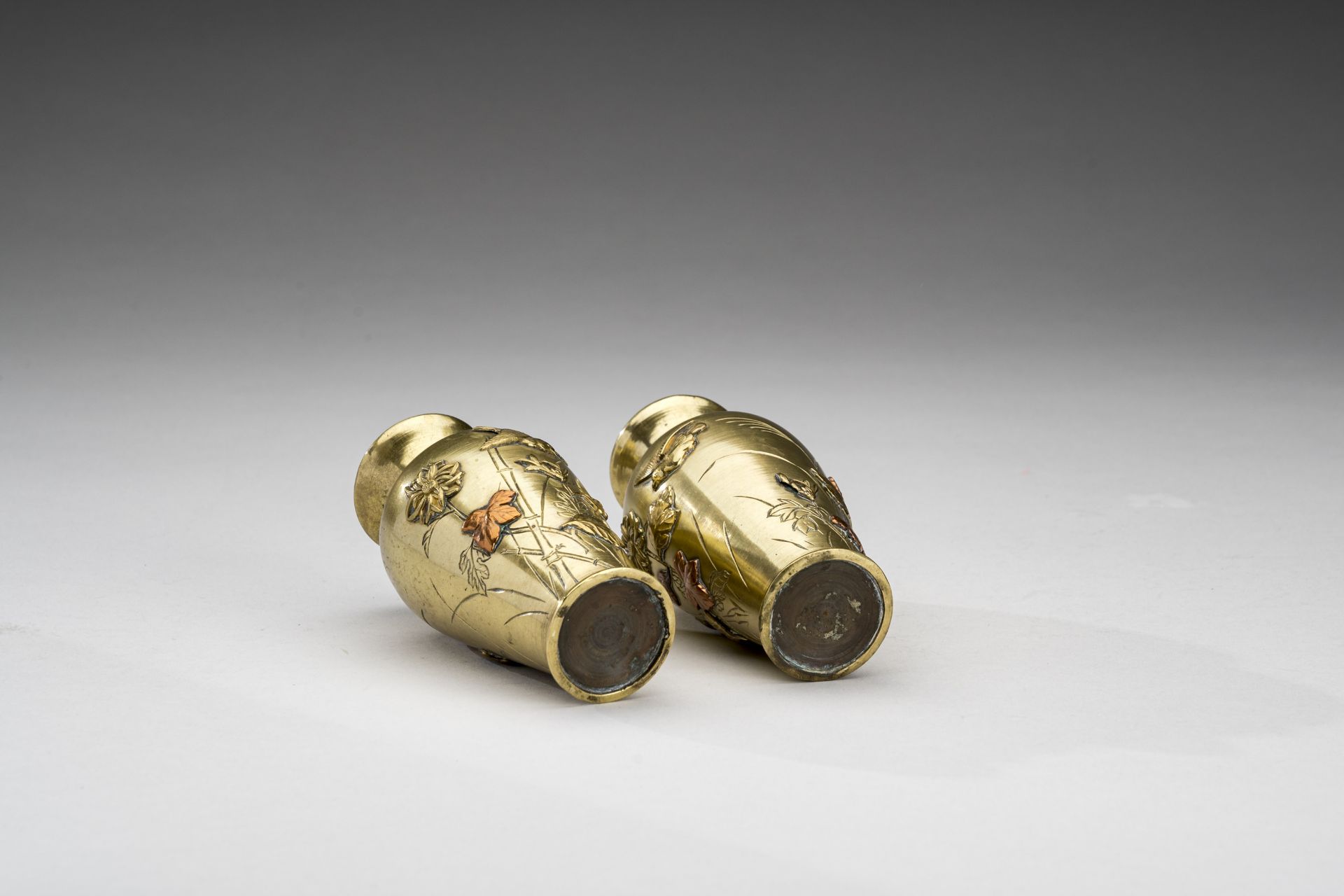 A PAIR OF GOLDEN BRONZE VASES WITH CHRYSANTHEMUMS, MEIJI - Image 7 of 7